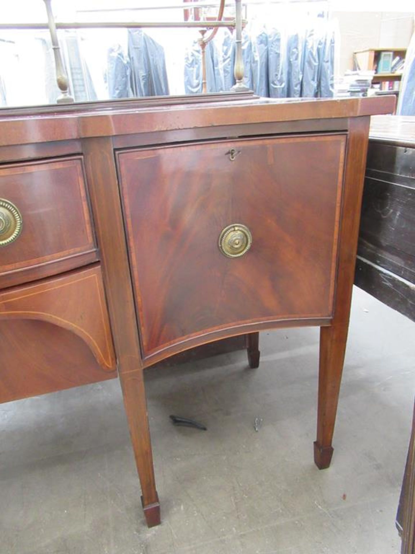 A George III Mahogany Sideboard with Serpentine top - Image 5 of 11