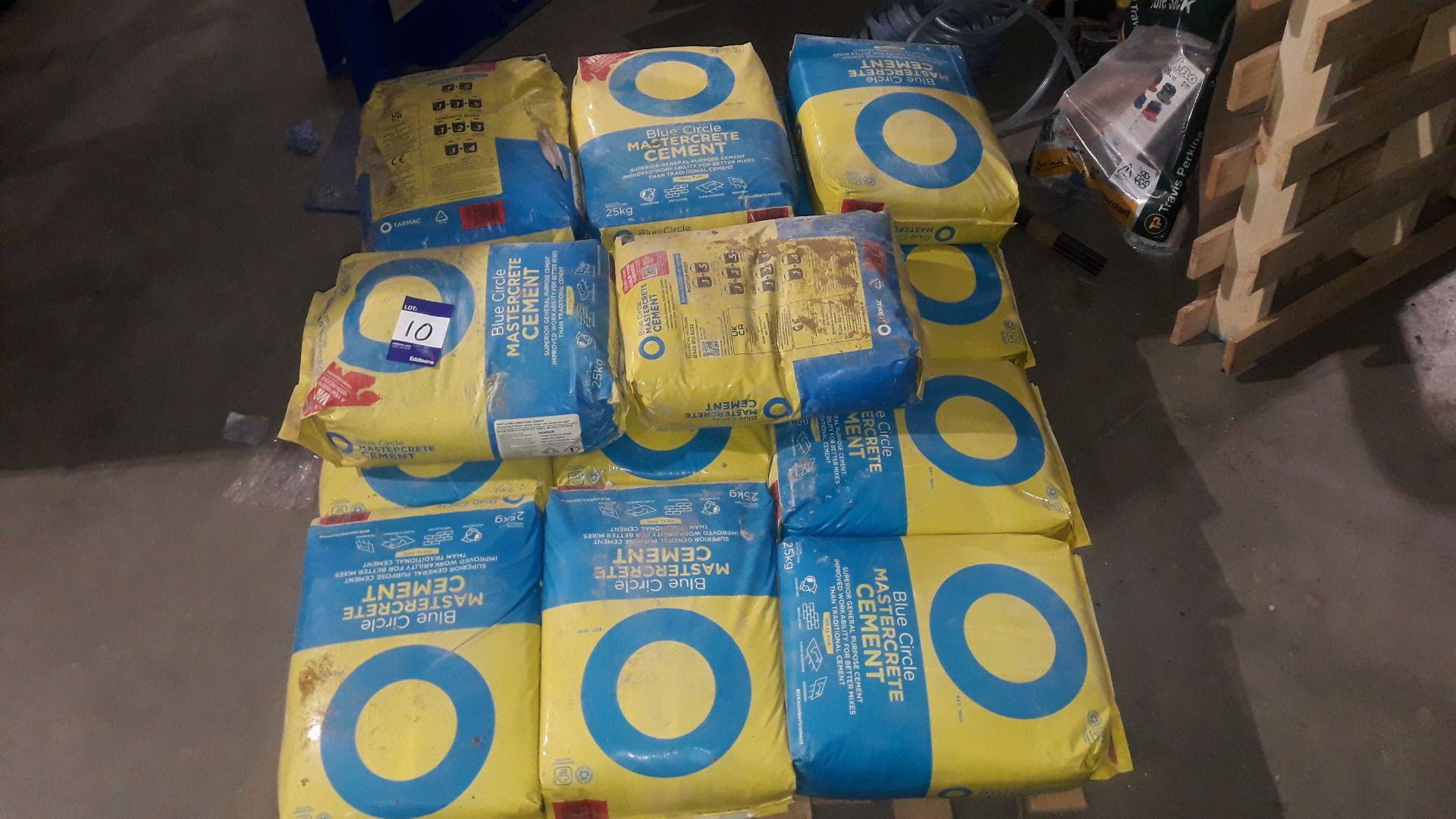 Part Pallet of 14 x 25kg Bags of Blue Circle Mastercrete Cement. Located at Unit 8 Chancerygate