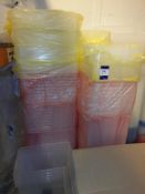 Large quantity of plastic containers, to pallet