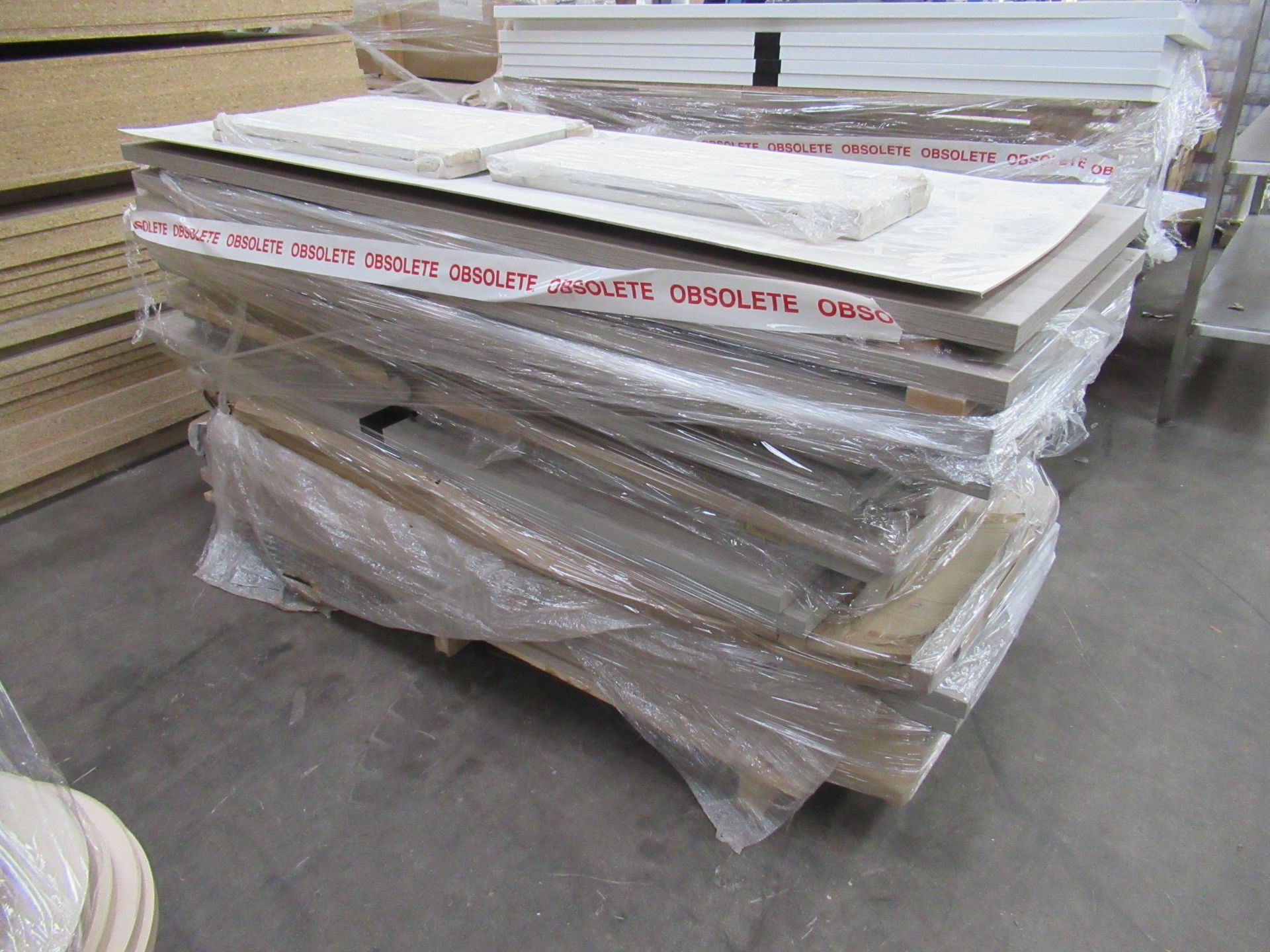 3x pallets of doors in white, brown and grey - Image 2 of 5