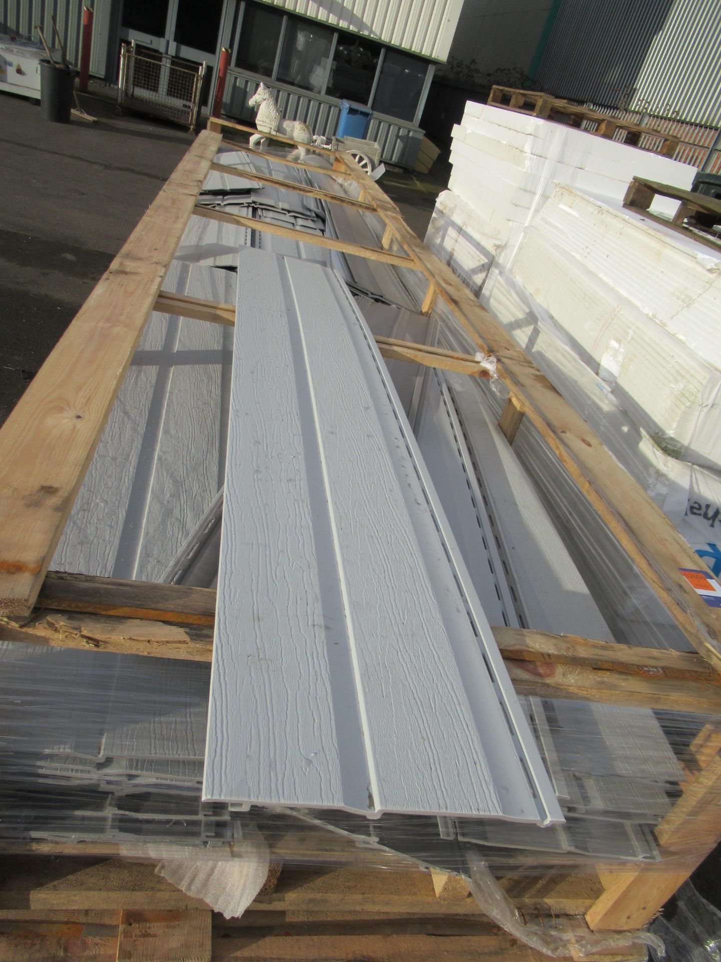 Crate containing caravan cladding in light grey - Image 3 of 4