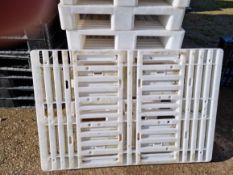 10 White Open Deck Plastic Pallets. Please note this lot is located in Hemswell, Lincolnshire, Viewi
