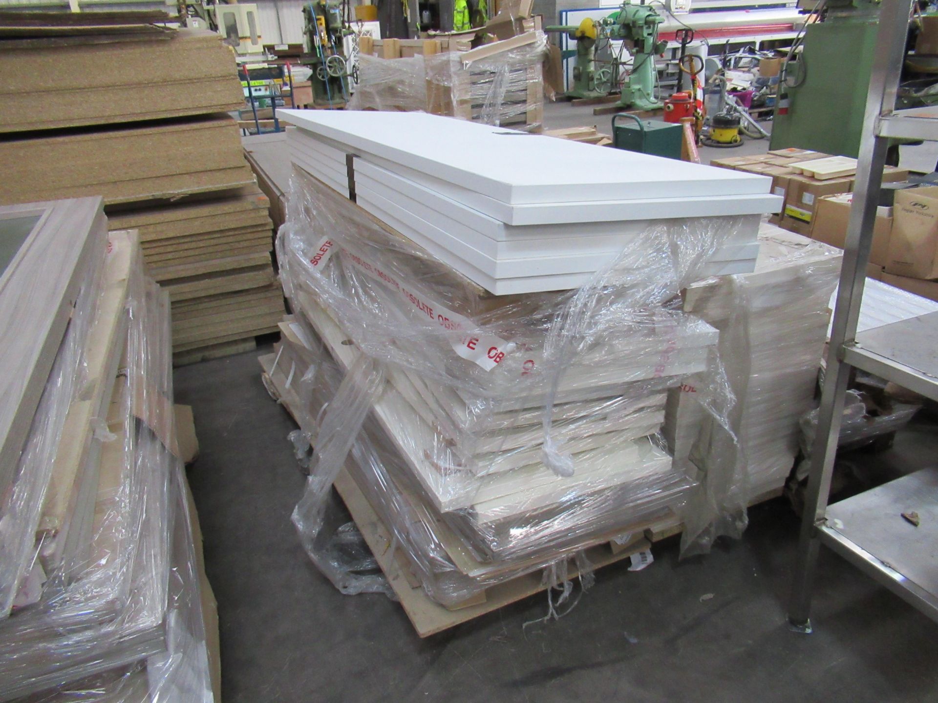 3x pallets of doors in white, brown and grey - Image 4 of 5