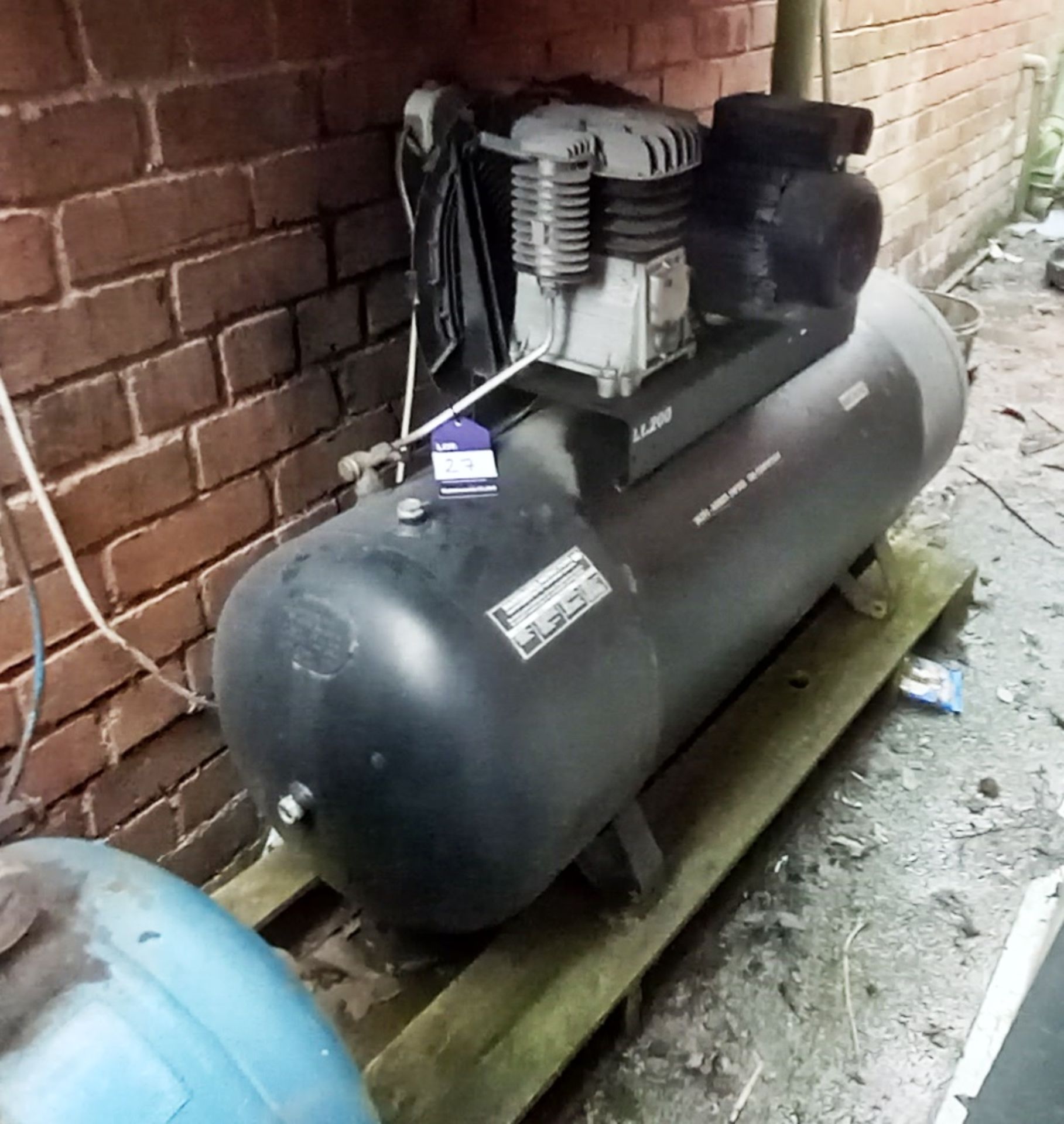 Airmate 3HP/200-SRB Compressor - advisory note restricted access for removal located in passageway