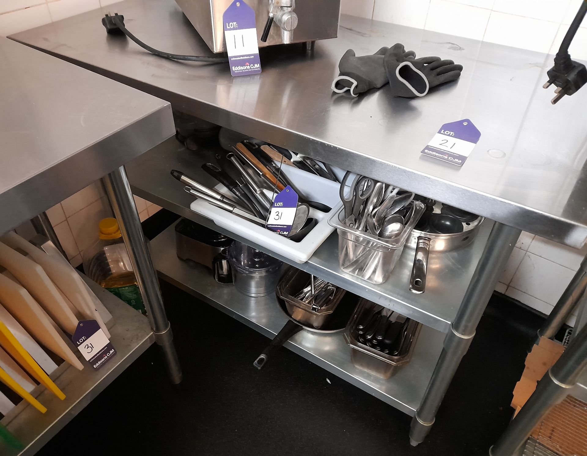 Stainless steel worktable with undershelf (Approximately 1200 x 600)