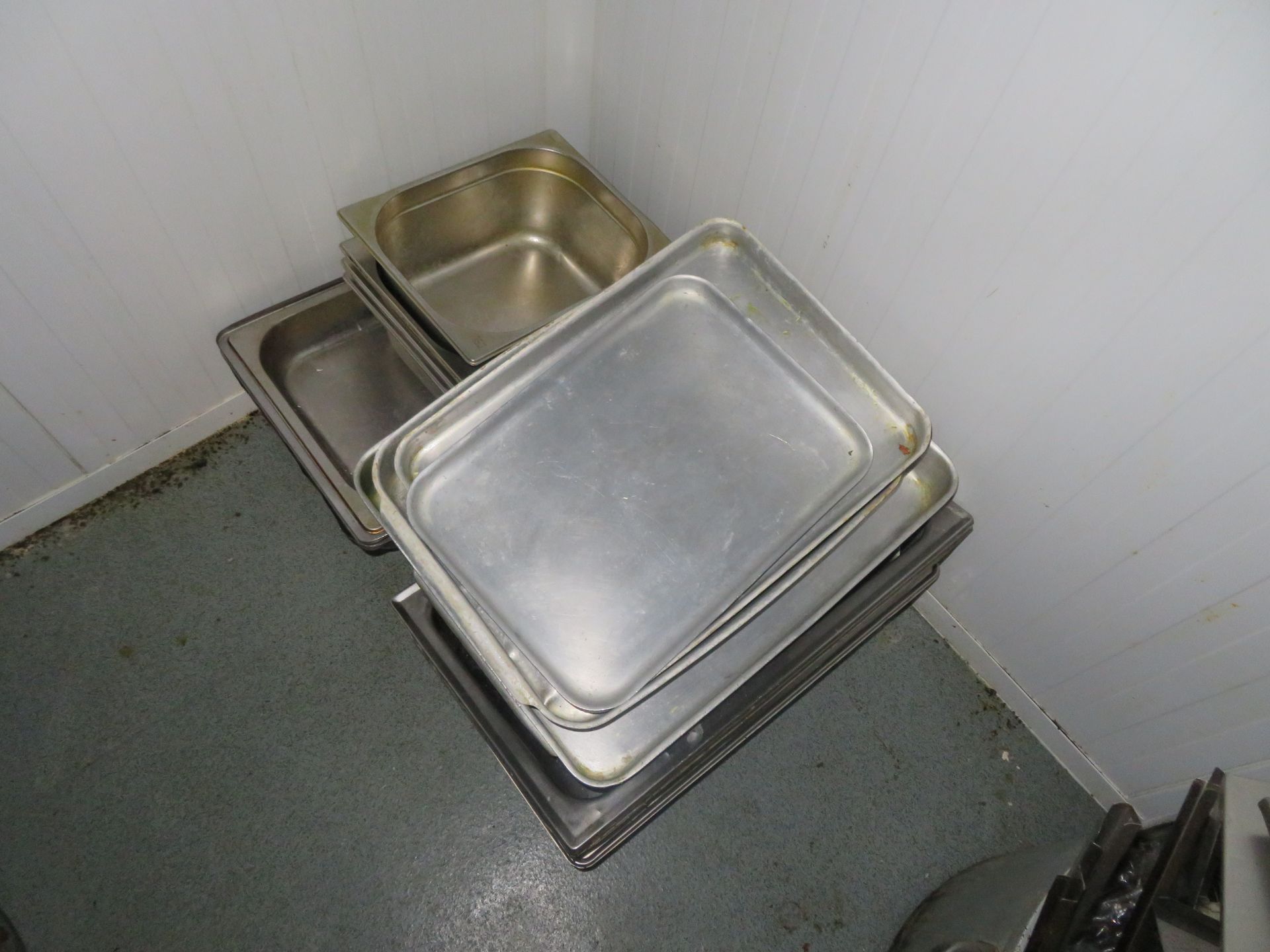 Qty of Large Stock Pots, Frying Pans and Stainless Steel Trays - Image 2 of 3