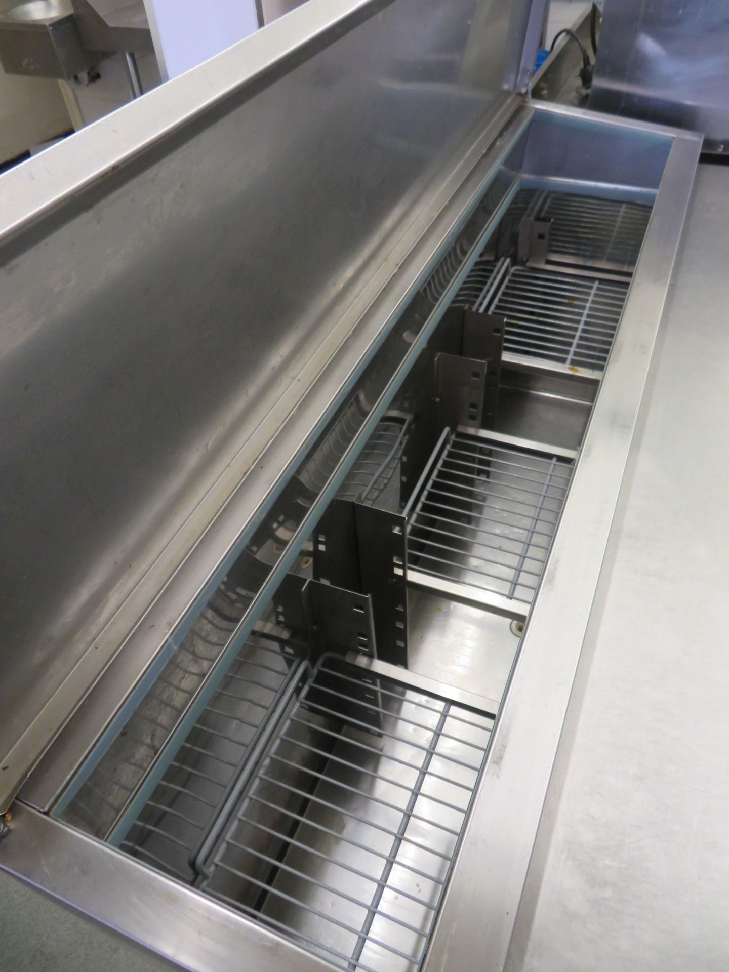 Polar 3 Door Stainless Steel Refrigerated Prep Table with Cold Well (1370 x 700mm) 40 - Image 5 of 5