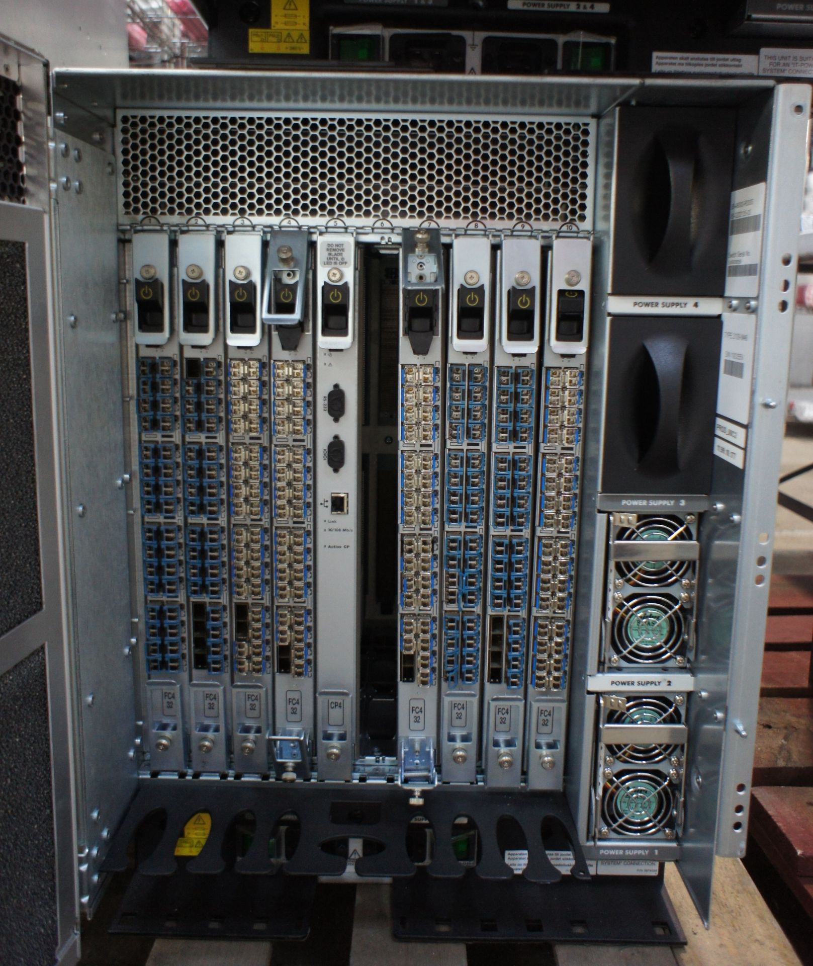 IBM2109-M48 SAN256 director cabinet with 8x FC4/32 cards and 1x CP4 cards