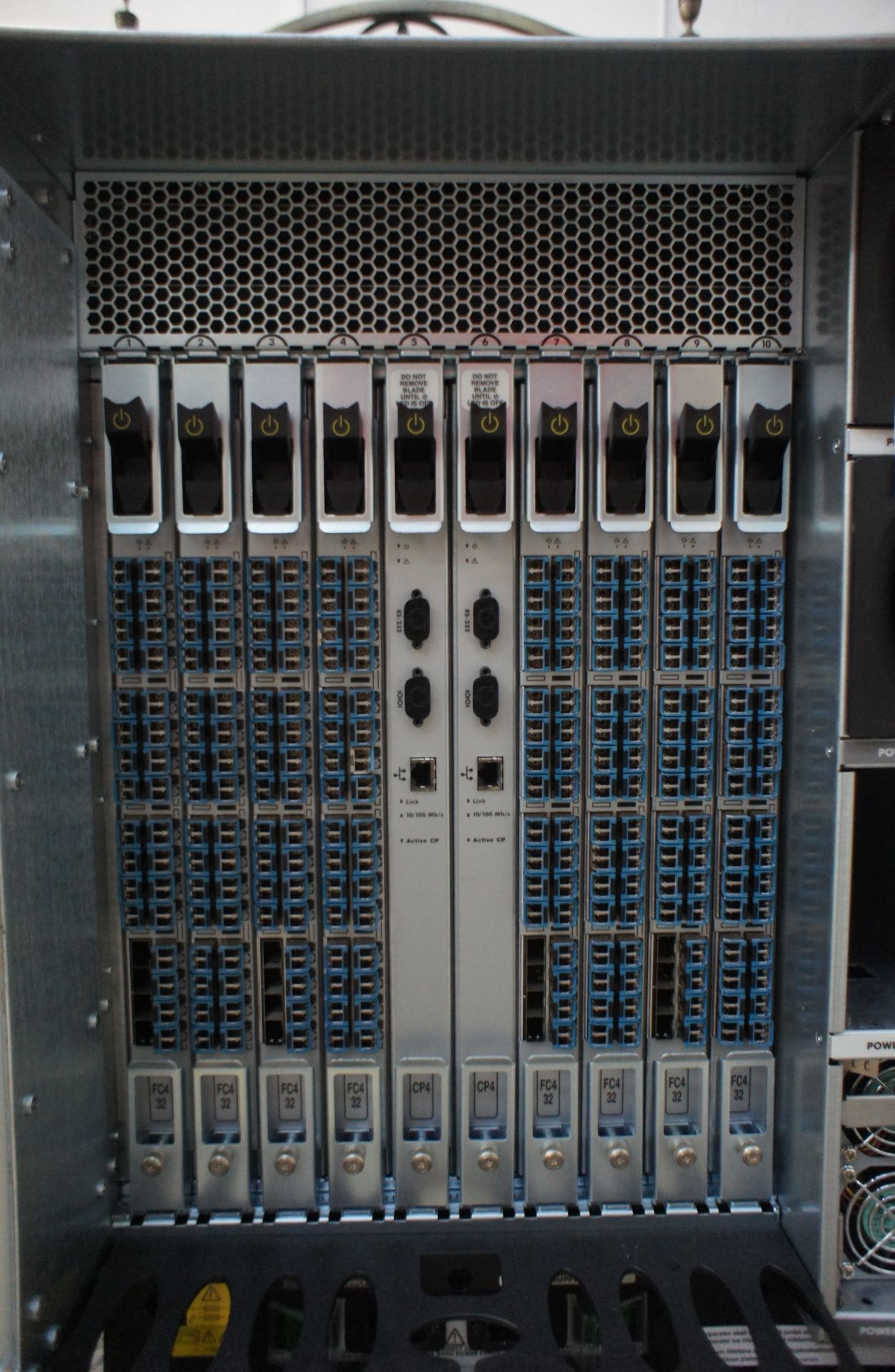 IBM 2109-M48 SAN256 director cabinet with 8x FC4/32 cards and 2x CP4 cards - Image 3 of 3
