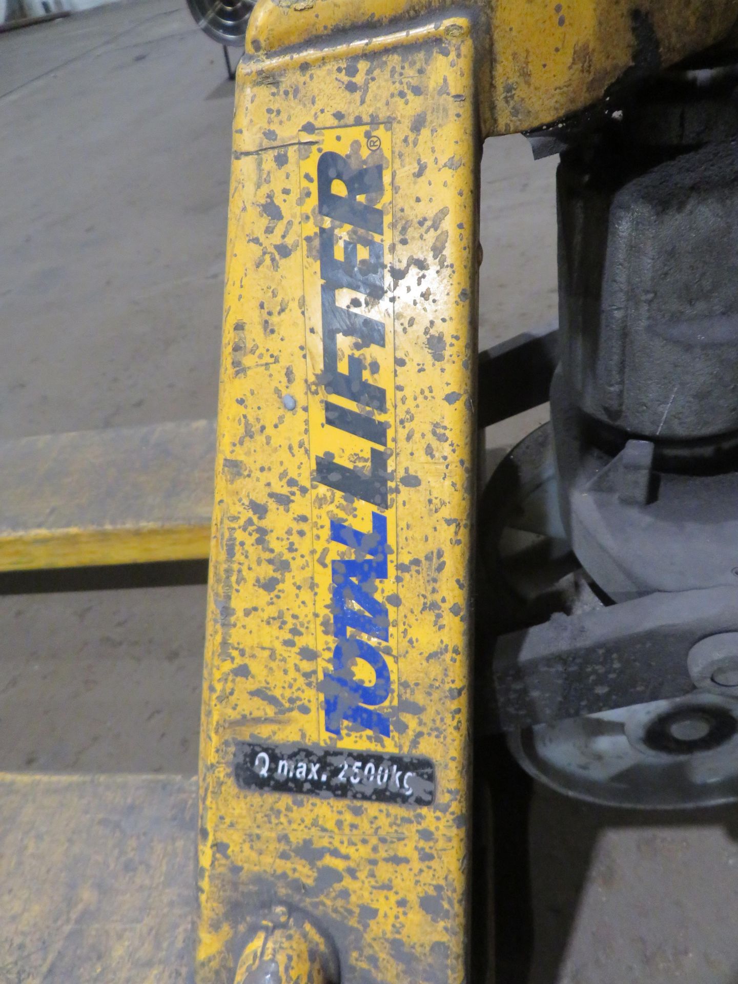 Total lifter pallet truck max 2500kg - Image 2 of 2