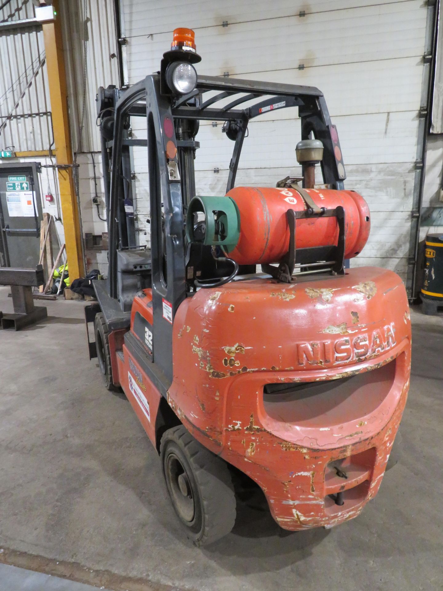 Nissan 32. Model UODO278000, gas operated fork truck with side shift, YOM 2006, hours 8559.4 - Image 4 of 6