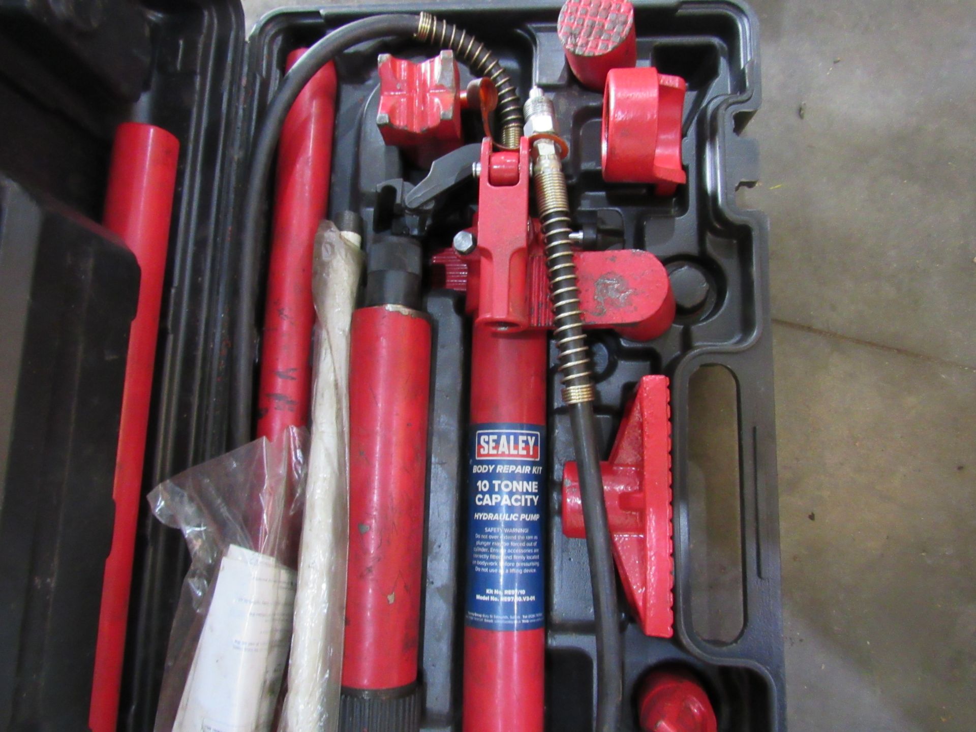 Sealey Body Repair Kit, with 10 Tonne Capacity Hydraulic Pump - Image 2 of 3