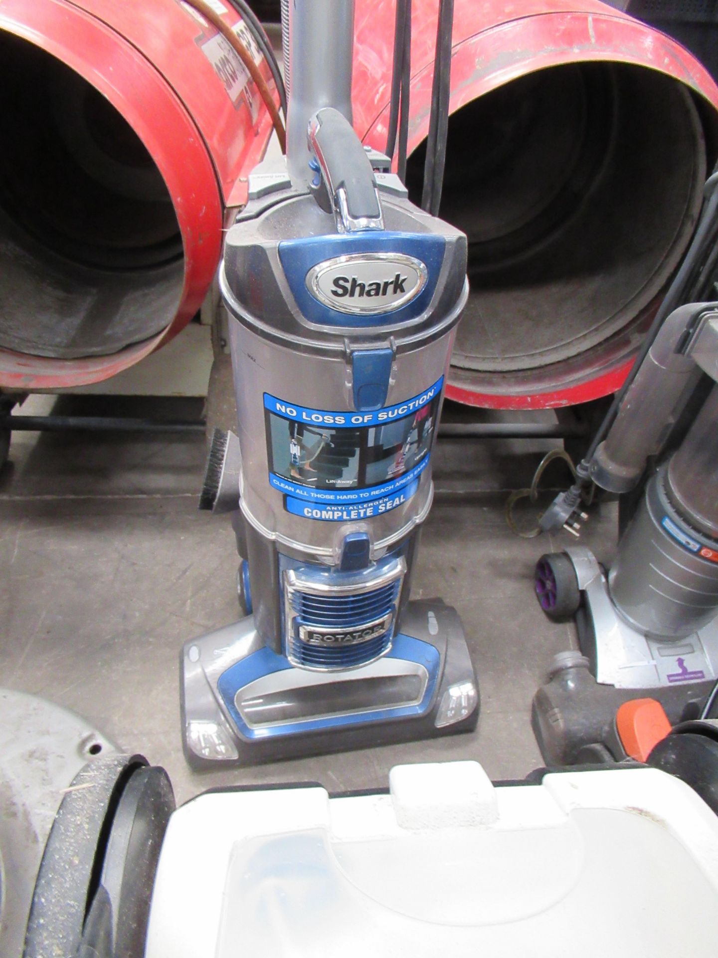4x Vacuum cleaners by Vax, Bissell and Shark - Image 2 of 3