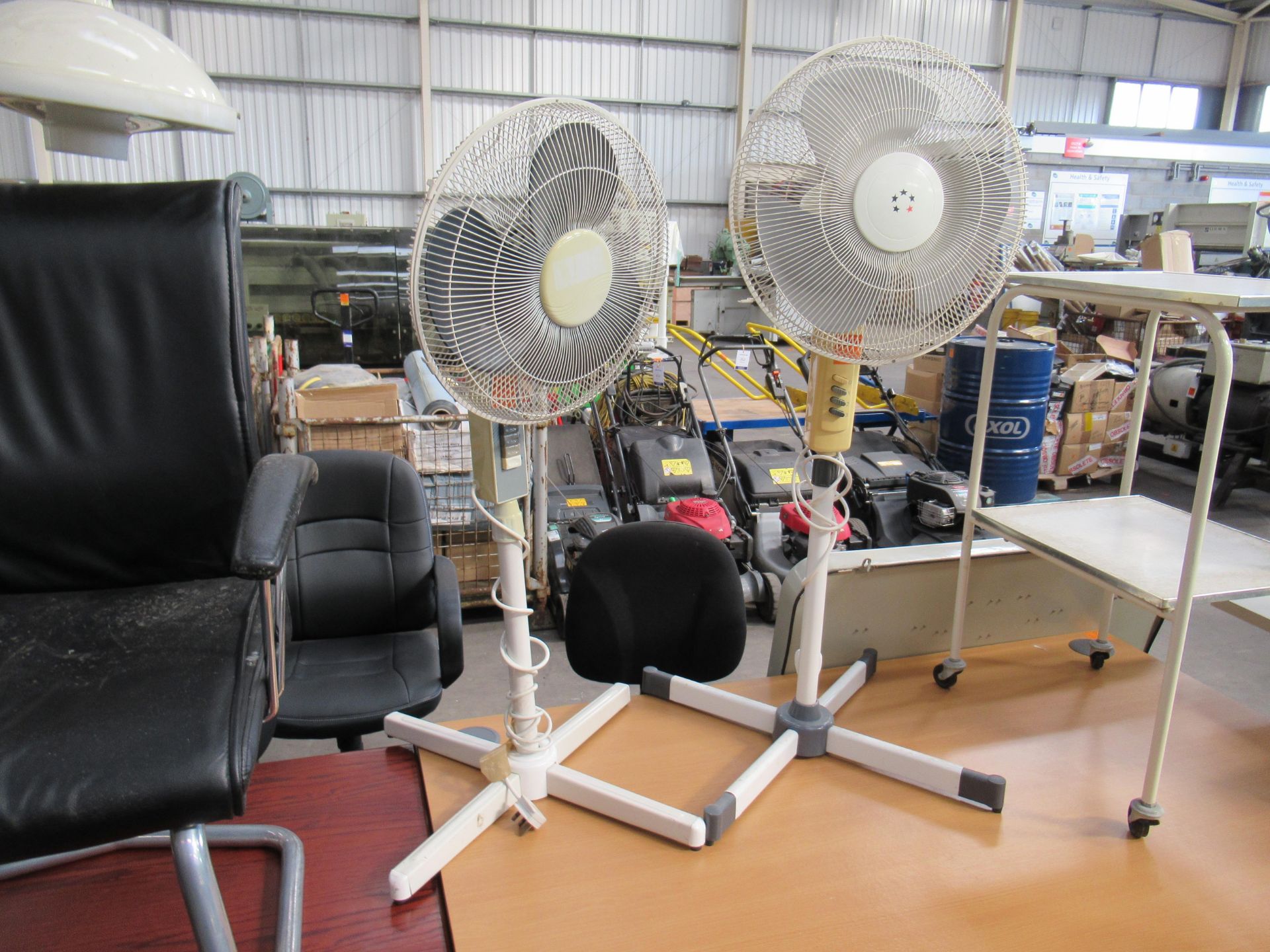 Corner left sided office desk, two fans and a mobile trolley. - Image 3 of 4