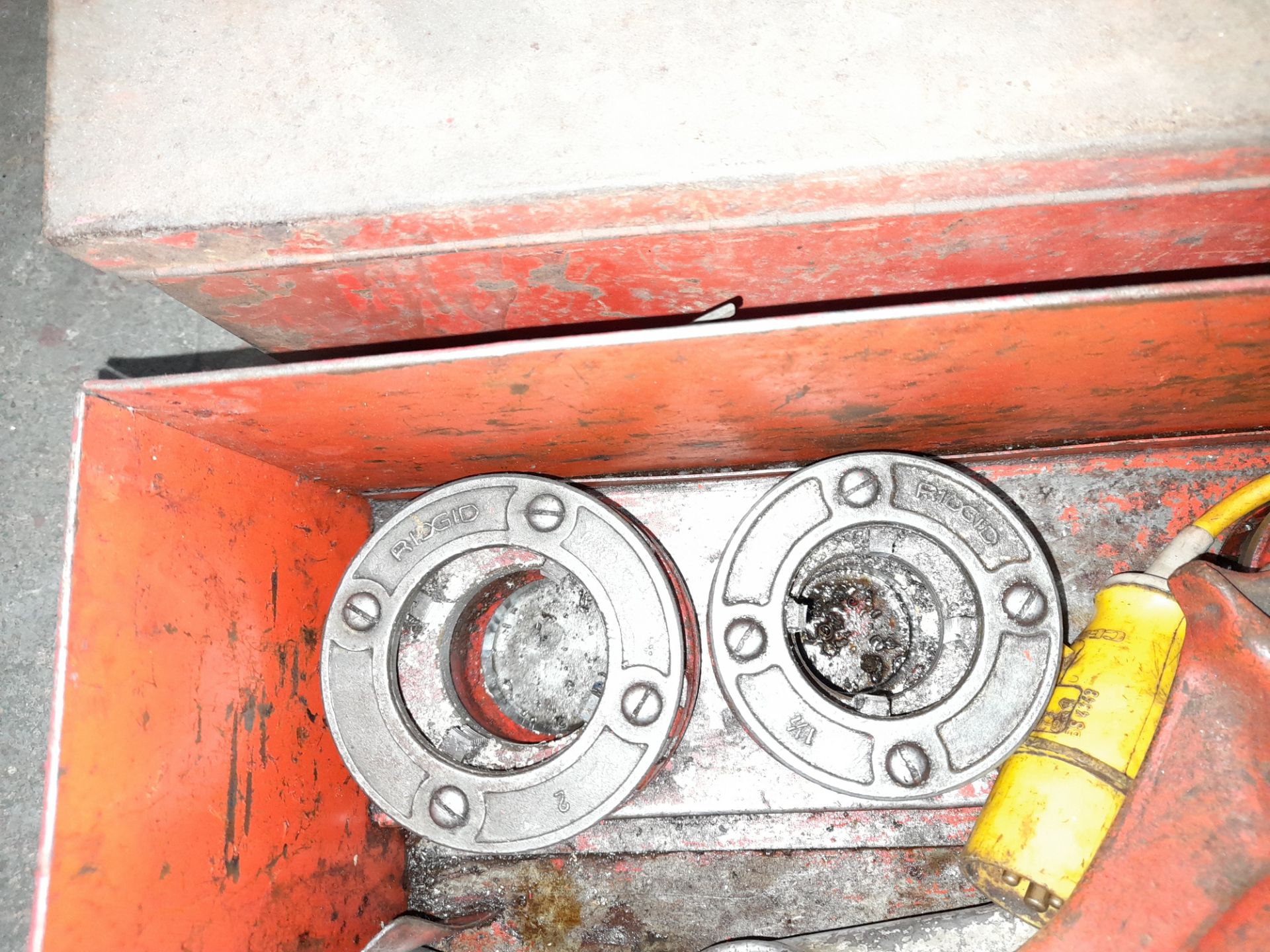 Ridgid No.700 pipe threader, and various dies and vice, to boxes, 110v - Image 3 of 9