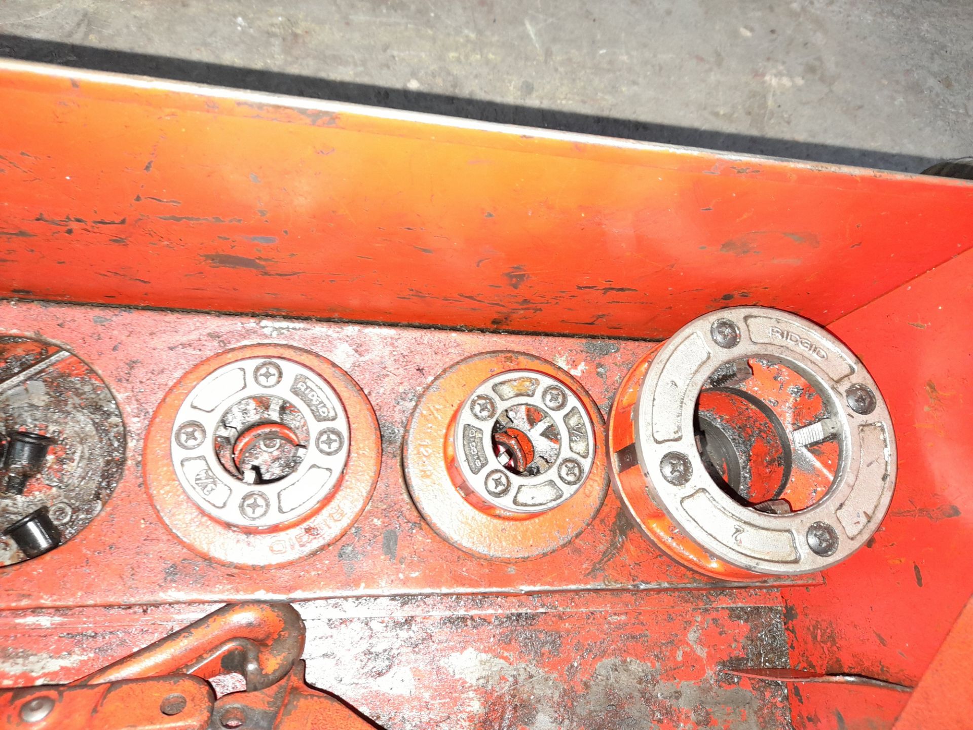 Ridgid No.700 pipe threader, and various dies and vice, to boxes, 110v - Image 9 of 9