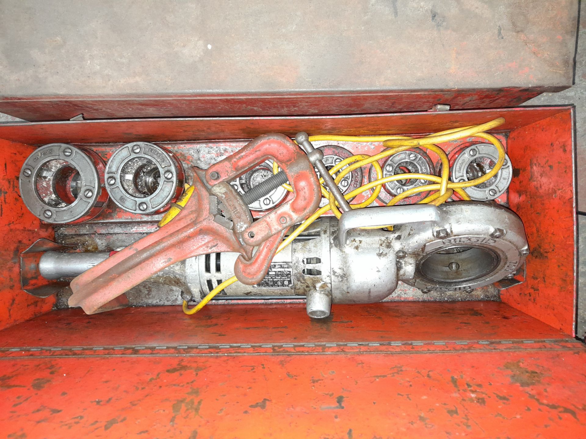 Ridgid No.700 pipe threader, and various dies and vice, to boxes, 110v - Image 2 of 9