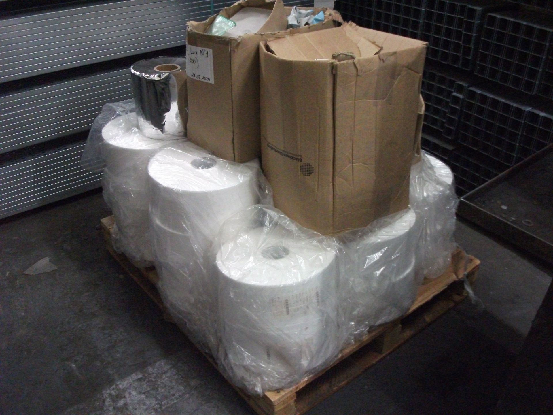 Quantity of gauze/muslin to pallet - Image 2 of 3