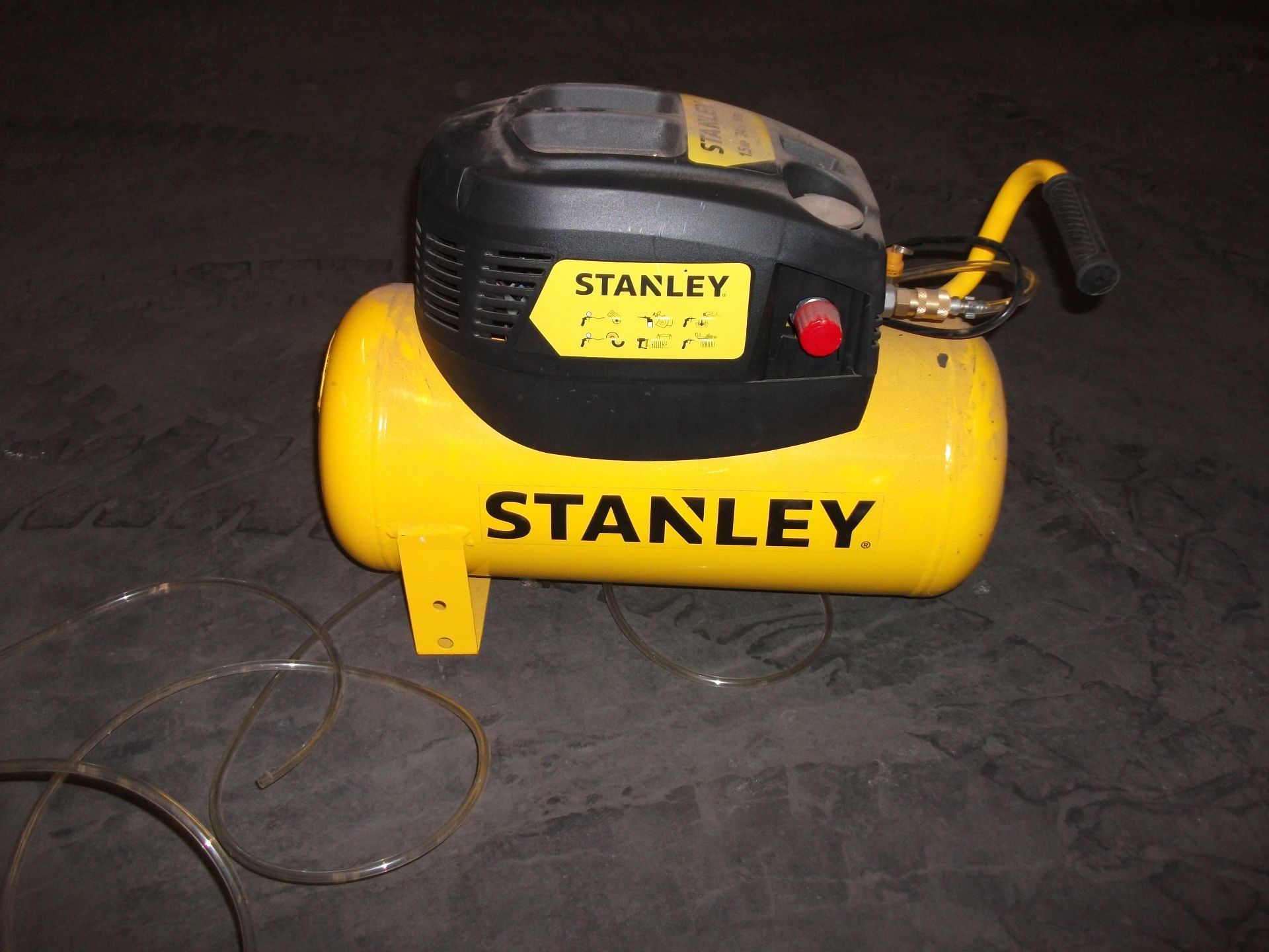 Stanley D200/8/24 1.5 HP portable air compressor, 180l/min, 240V, 8Bar, 116PSI, 24L Tank, Serial