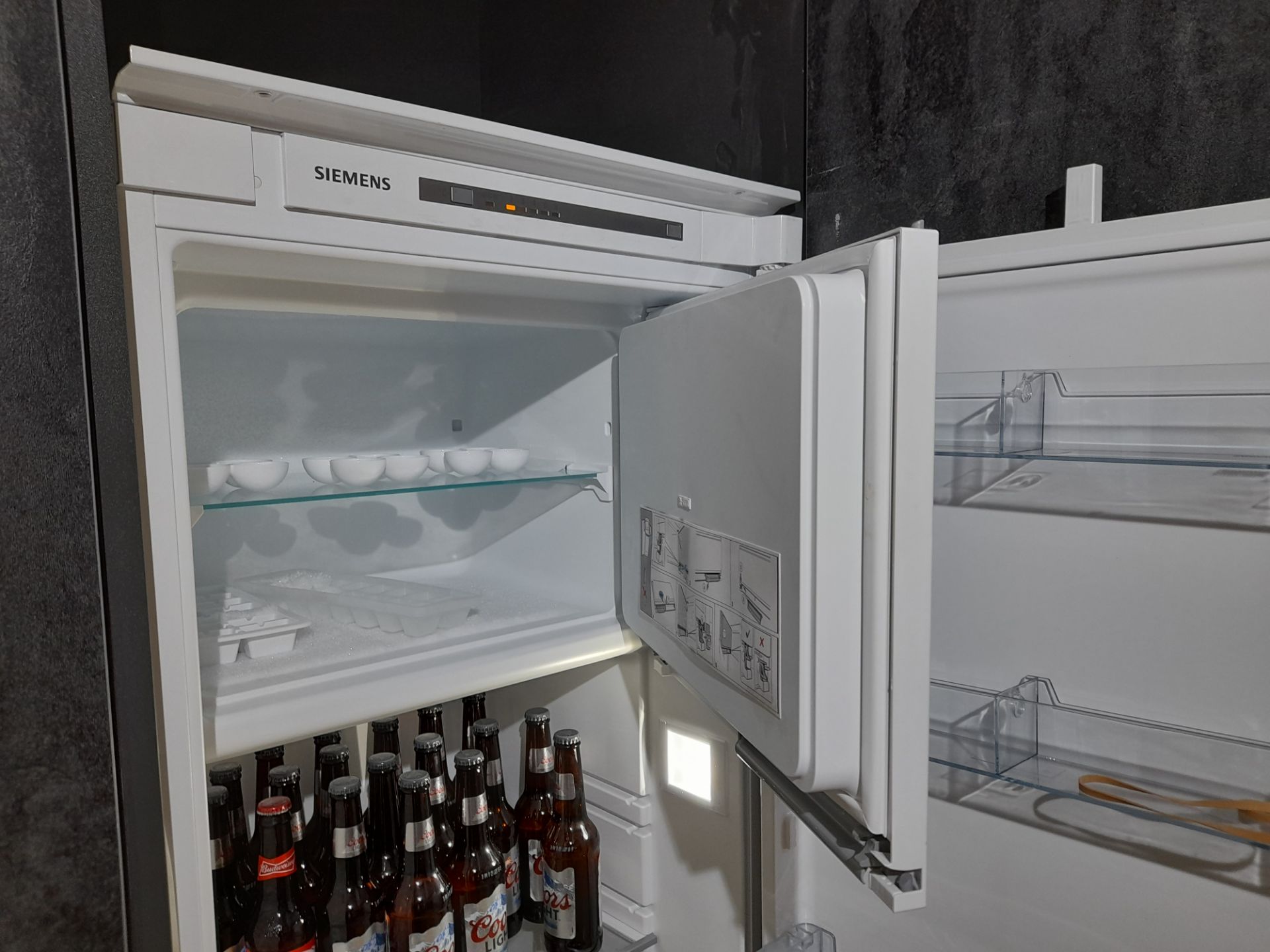Siemens K182LVS30G/02 integrated fridge freezer. I - Image 3 of 5