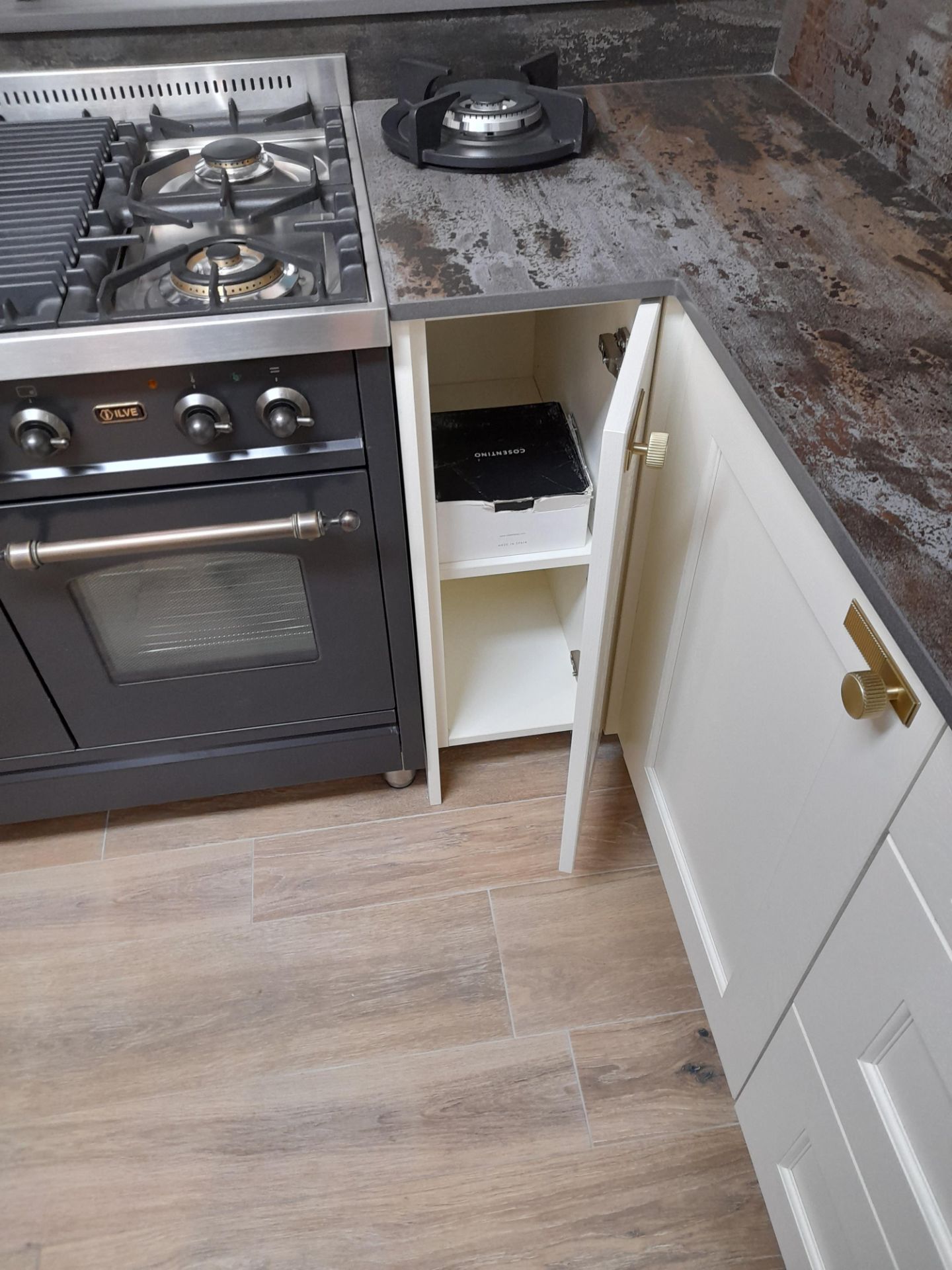 Bespoke ‘L shaped’ shaker kitchen, with Dekton tri - Image 4 of 7