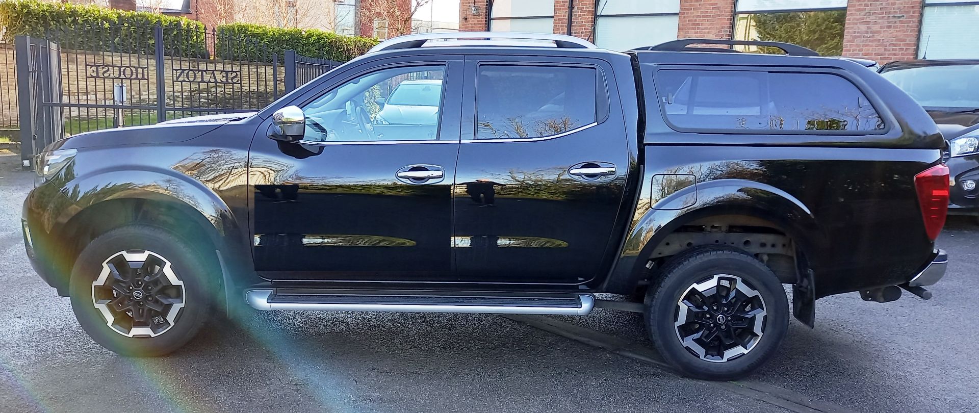 Nissan Navara Tekna 2.3 dCi 190 TT 4WD Auto Double - Image 3 of 13