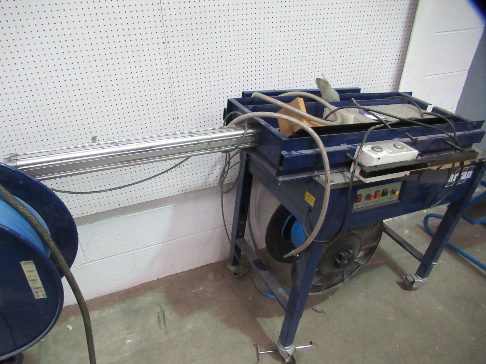 2001 Arran Track Strap, Model AS200-ZRF ram bundler bonding machine, 240V, with pneumatic ram - Image 2 of 5