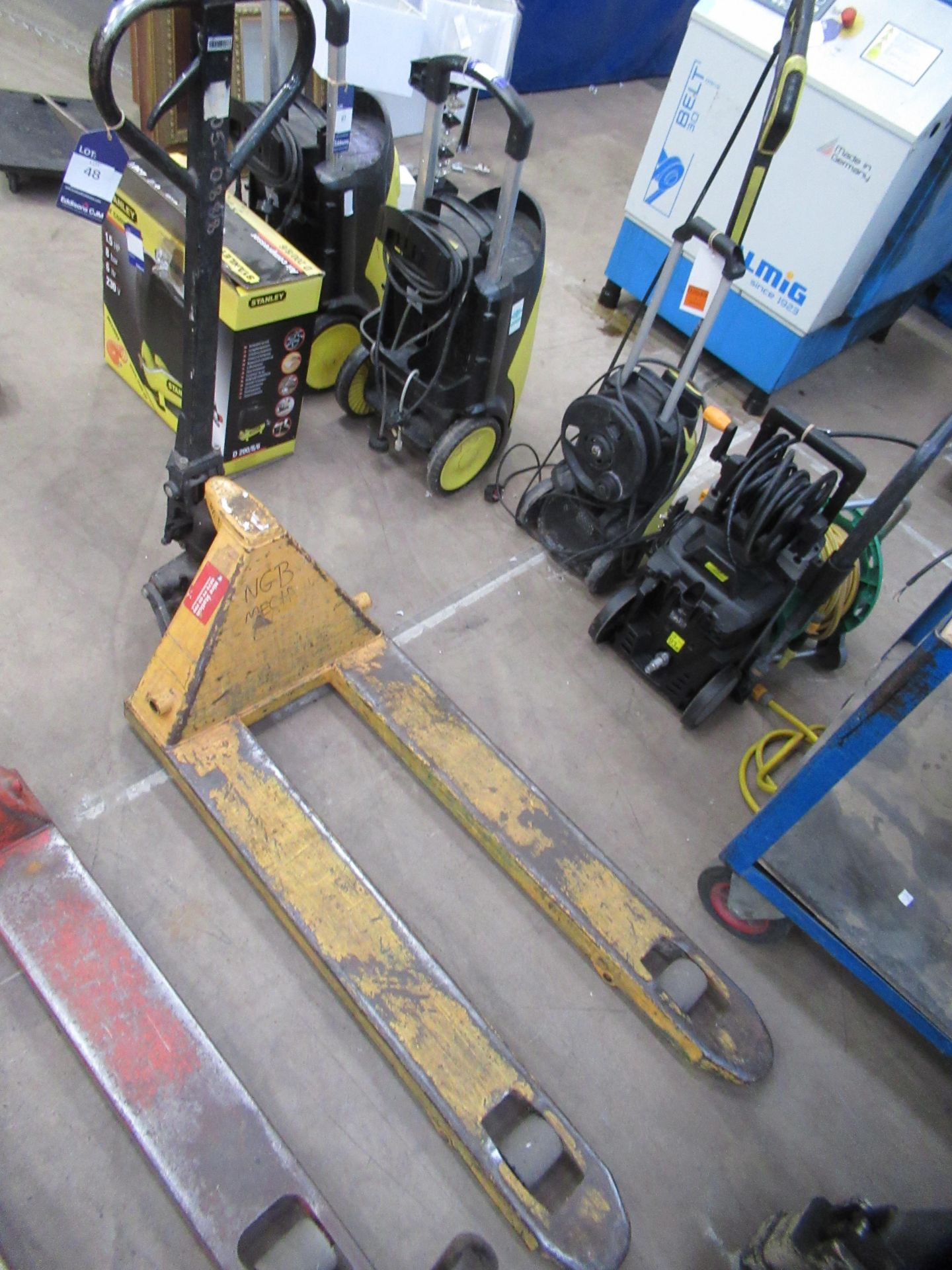 Unbadged pallet truck