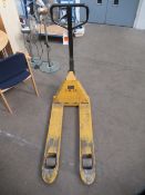 Unbadged pallet truck capacity 2.5tonne