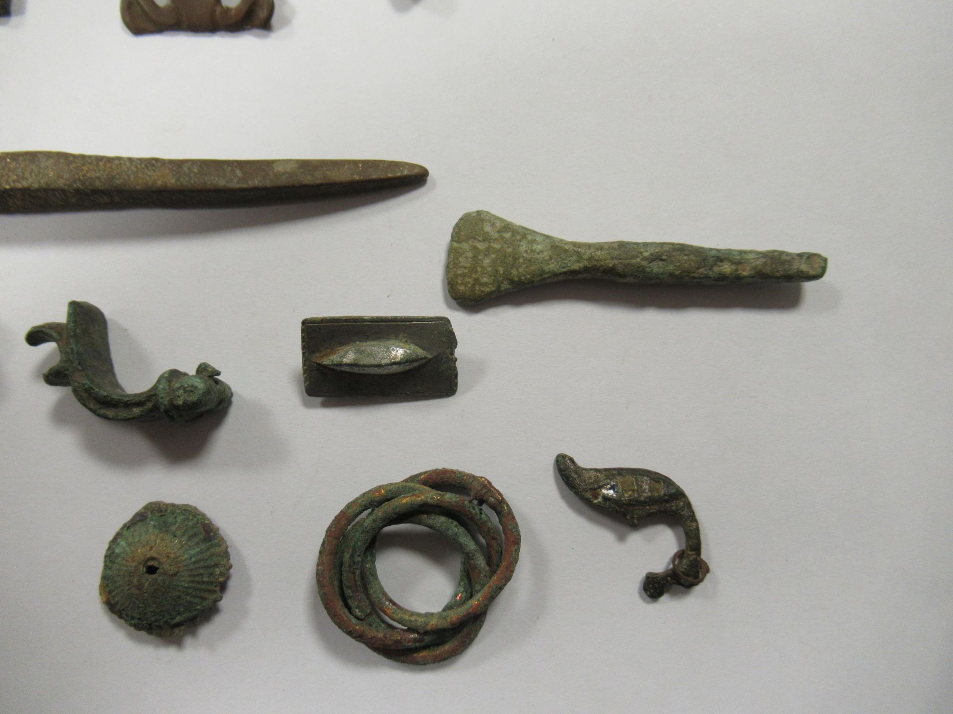 An assortment of metal detecting discoveries to include 18th century pipe tamper, spur, ring, etc - Image 5 of 5