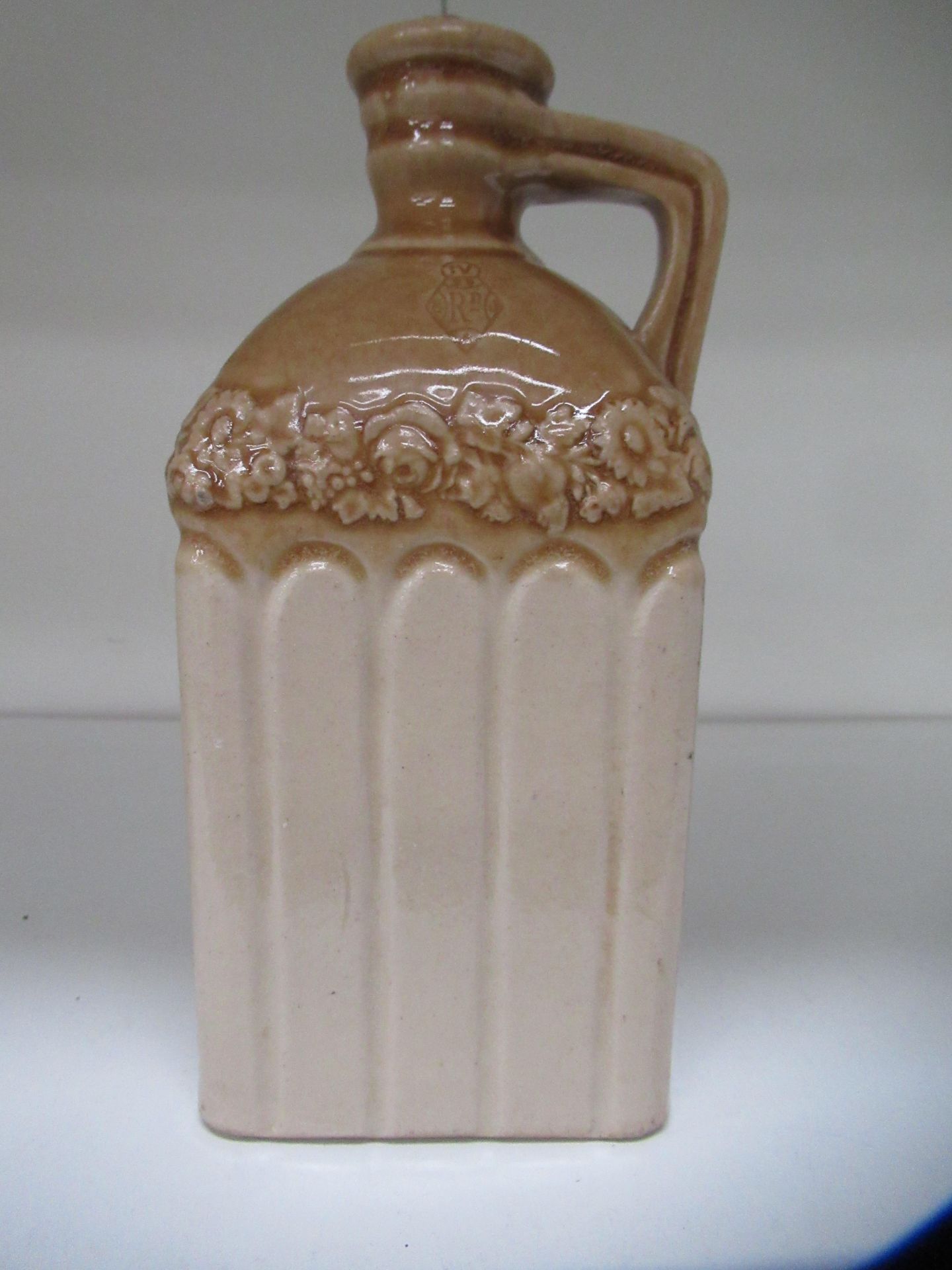 Stone bottle with floral detailing below bottle neck and 'G' stamp on handle - Image 3 of 8