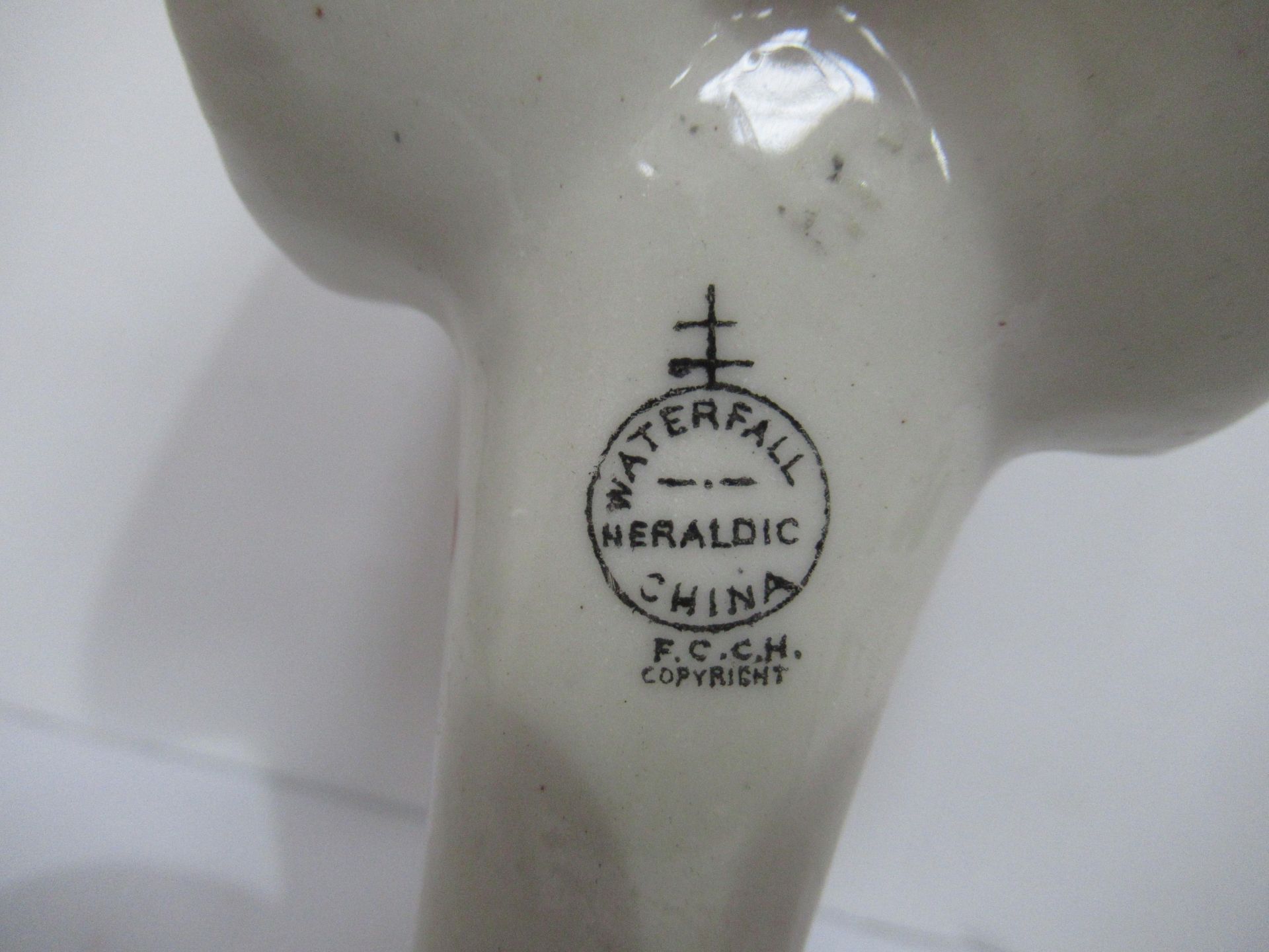 Crested China Waterfall Heraldic model of anti-aircraft gun with Cleethorpes coat of arms - Image 8 of 8