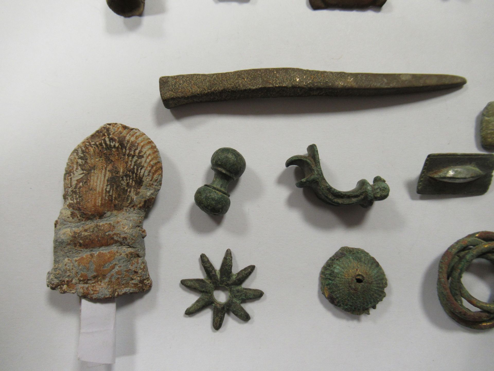 An assortment of metal detecting discoveries to include 18th century pipe tamper, spur, ring, etc - Image 4 of 5