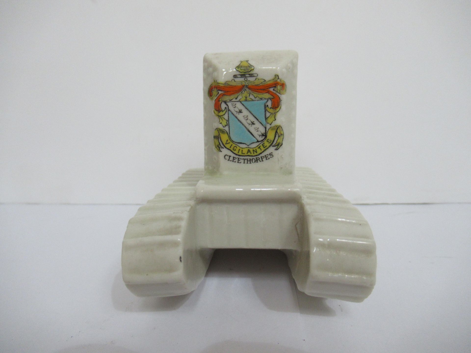 Crested China model of tracked vehicle with Cleethorpes coat of arms (115mm x 60mm) - Bild 4 aus 8