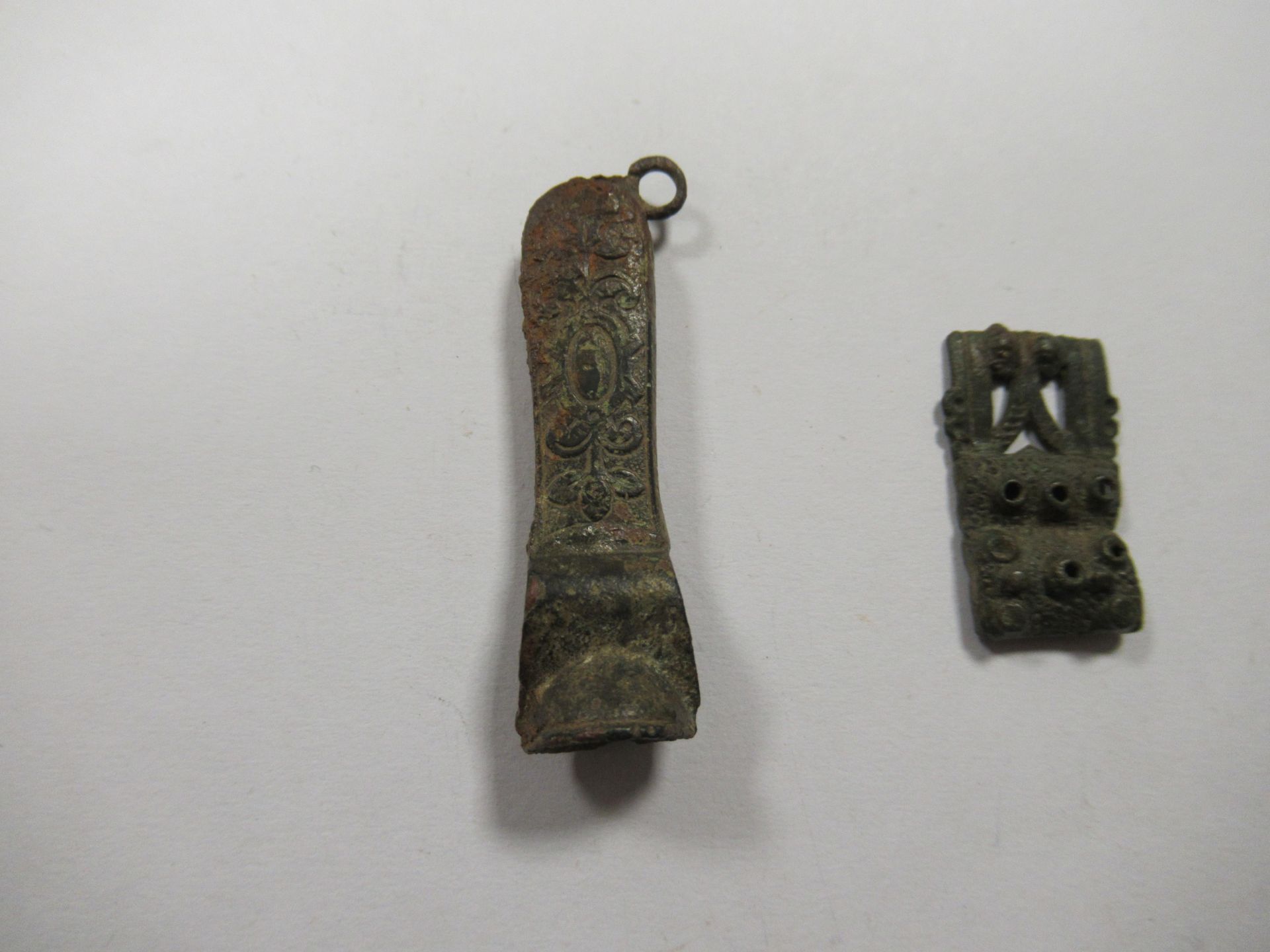 An assortment of metal detecting discoveries to include 18th century pipe tamper, spur, ring, etc - Image 2 of 5