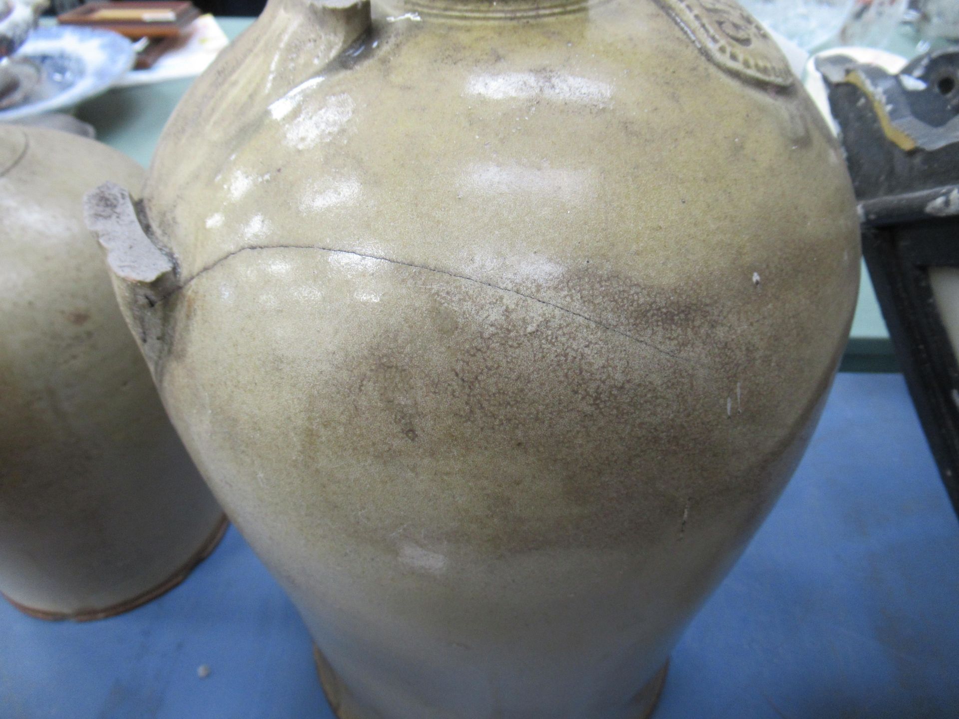 Caistor George Inn 2 gallon pie crust flagon (damaged handle) - Image 6 of 6