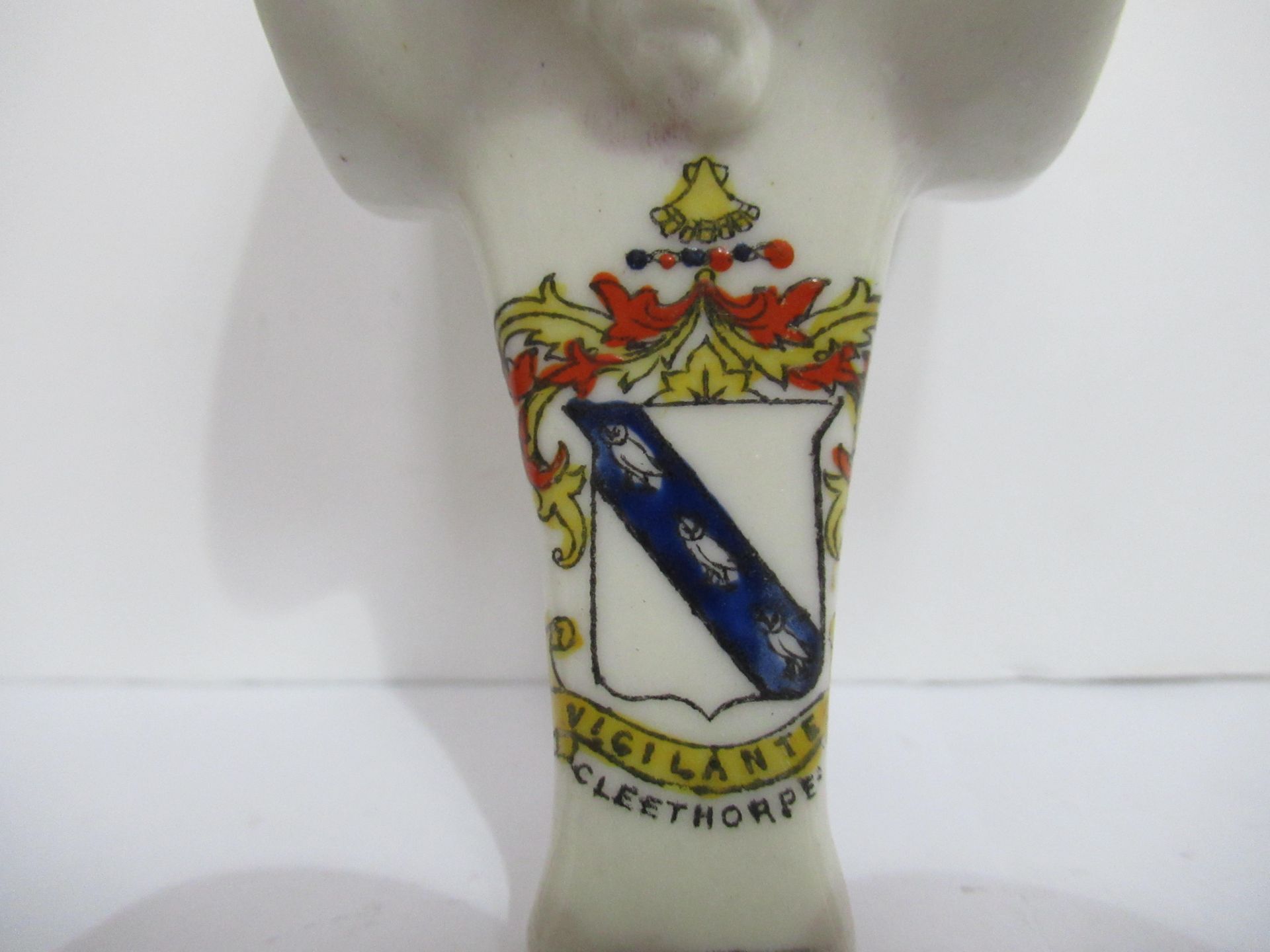 Crested China Waterfall Heraldic model of anti-aircraft gun with Cleethorpes coat of arms - Image 6 of 8