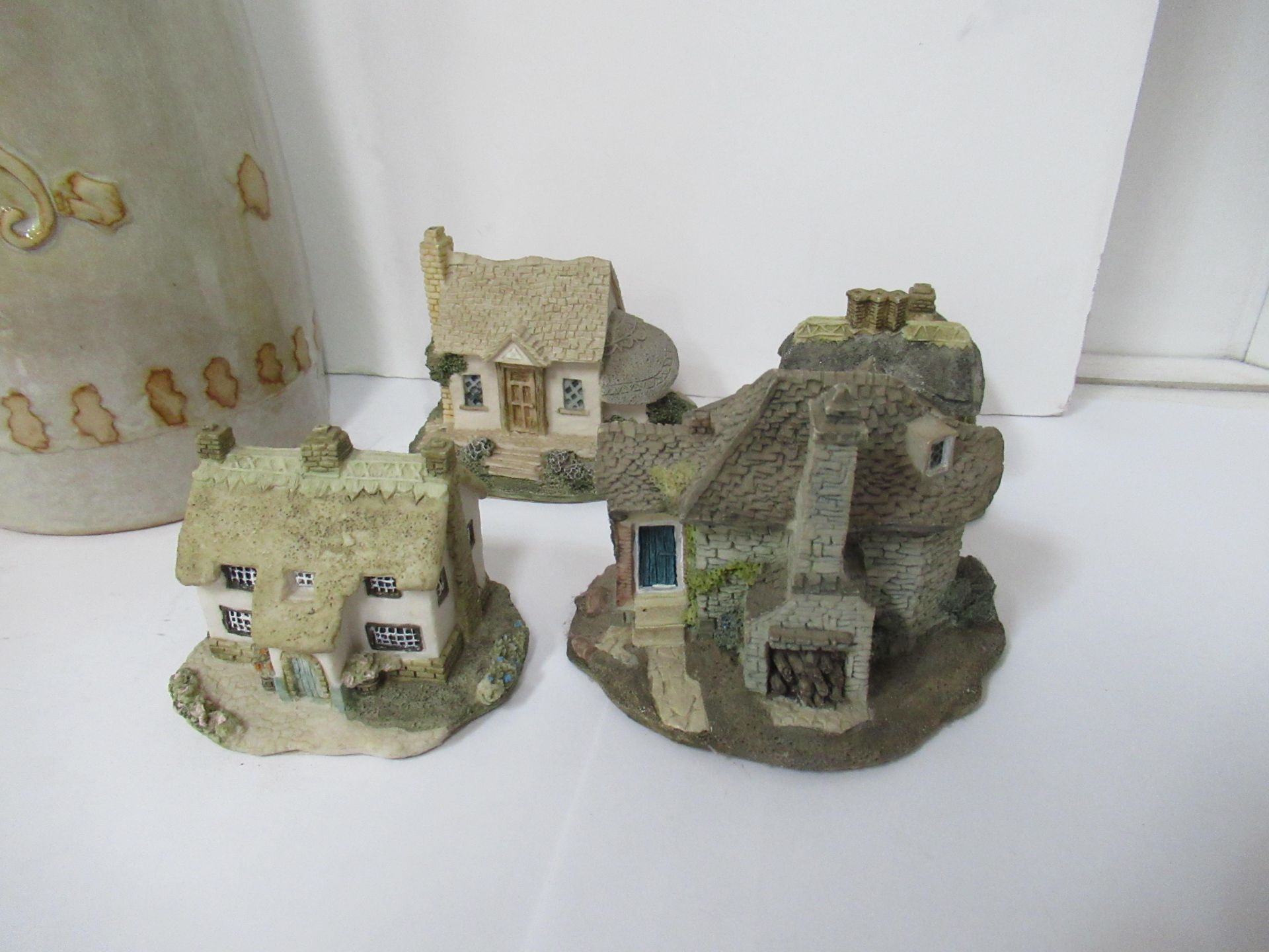 Nativity scene, 4x model houses and tall figure of Santa - Image 4 of 11