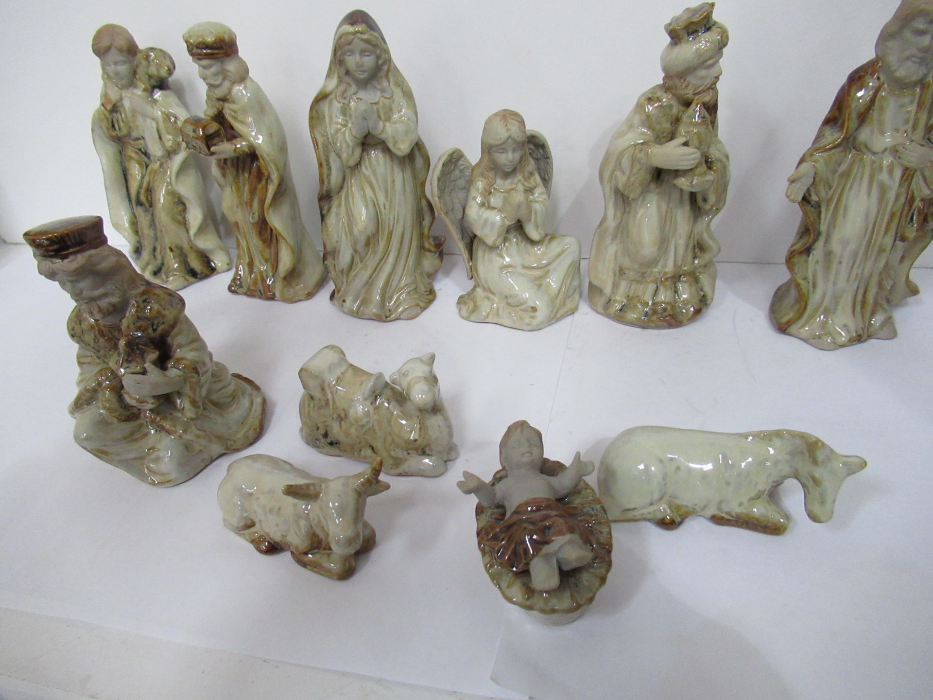 Nativity scene, 4x model houses and tall figure of Santa - Image 11 of 11