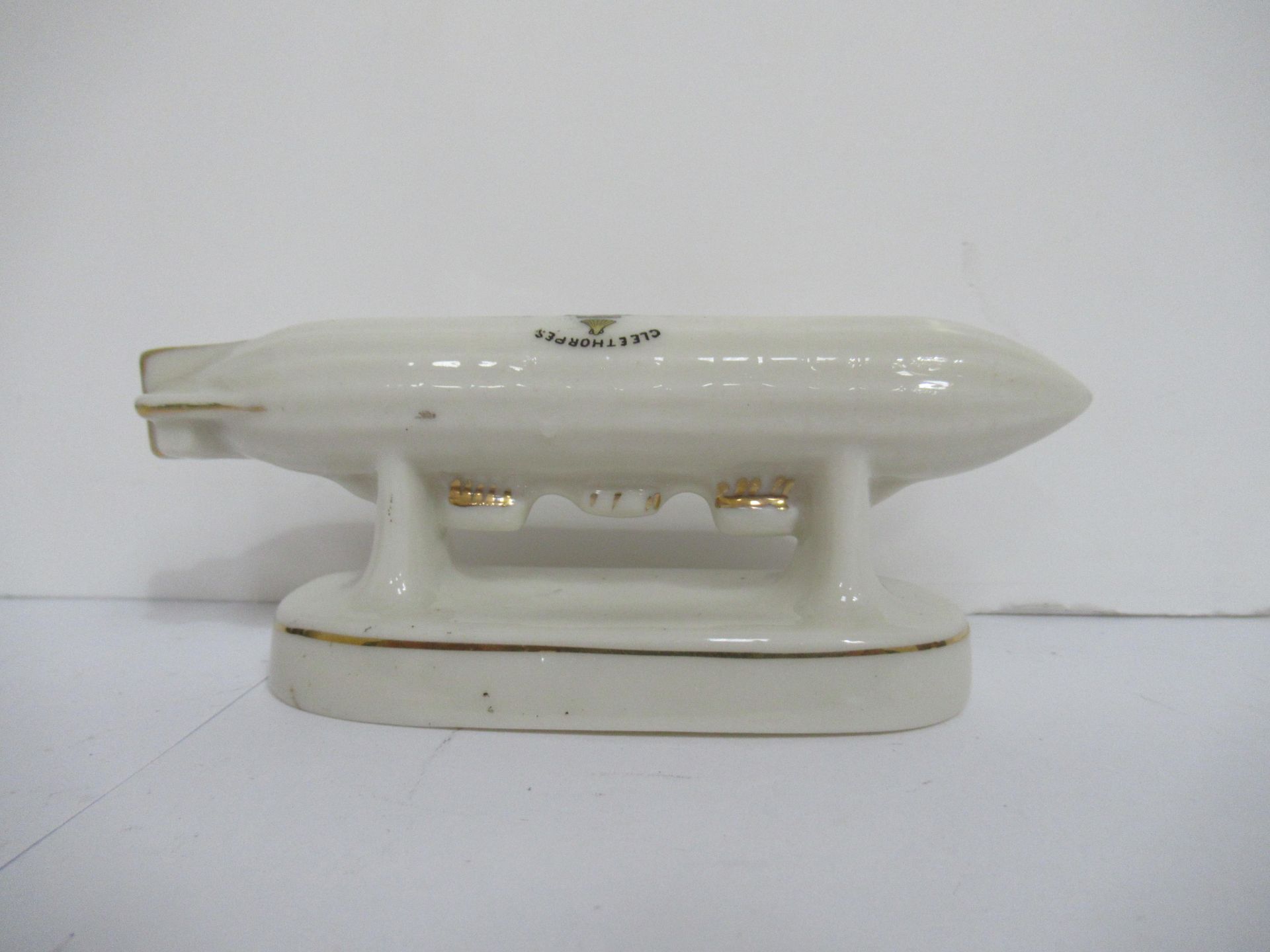 Crested China Alexandra model of airship with Cleethorpes coat of arms - Image 3 of 9