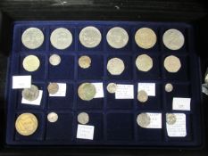 A tray of 23x coins including commemorative coins, Sestertius Antonius coin, Sabina coin, silver uni