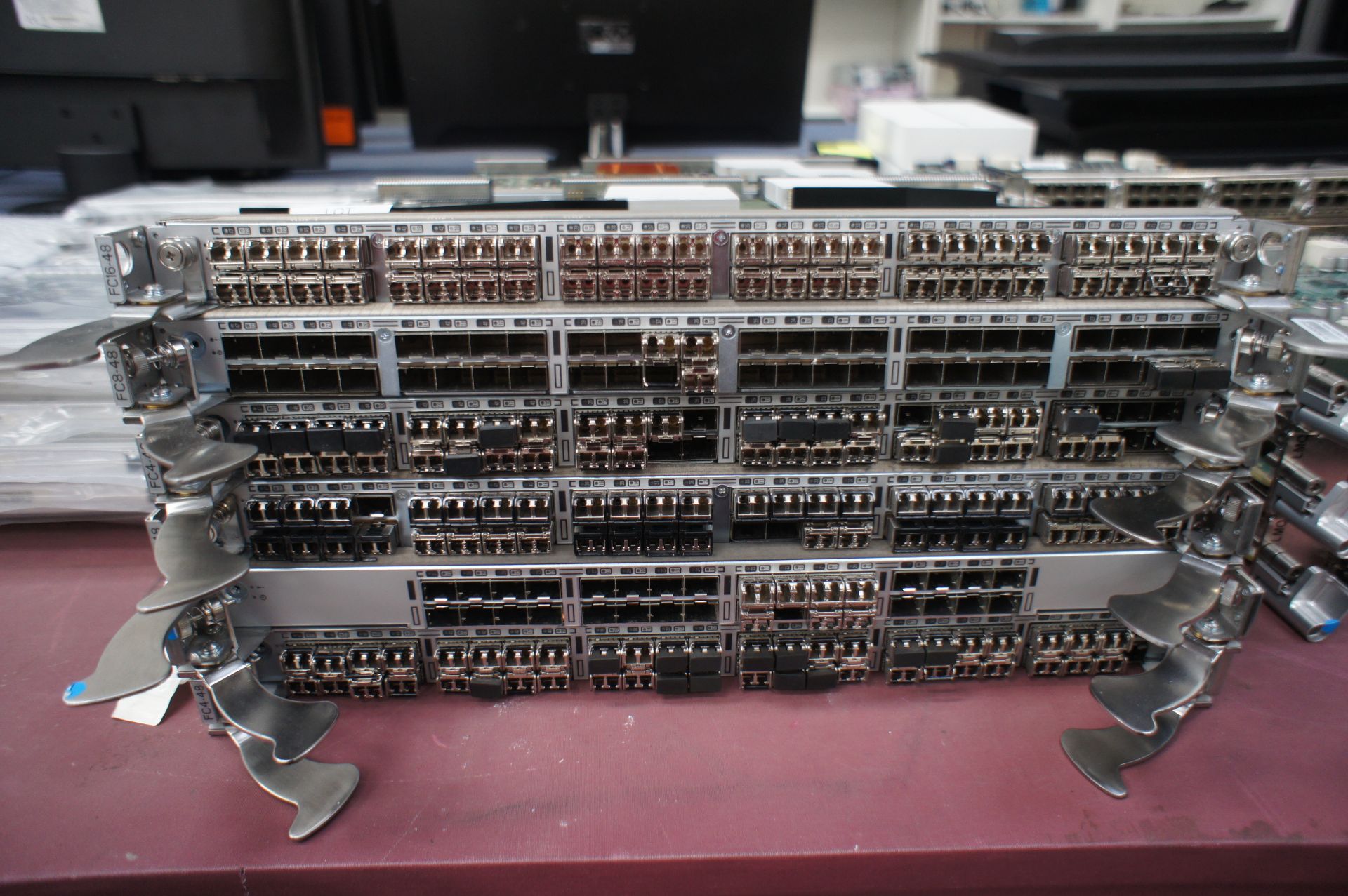 4 x Brocade CR16-8 16 channel module, with 3 x Brocade FC4-48 48 port module, 1 x Brocade FC16-48 - Image 3 of 5