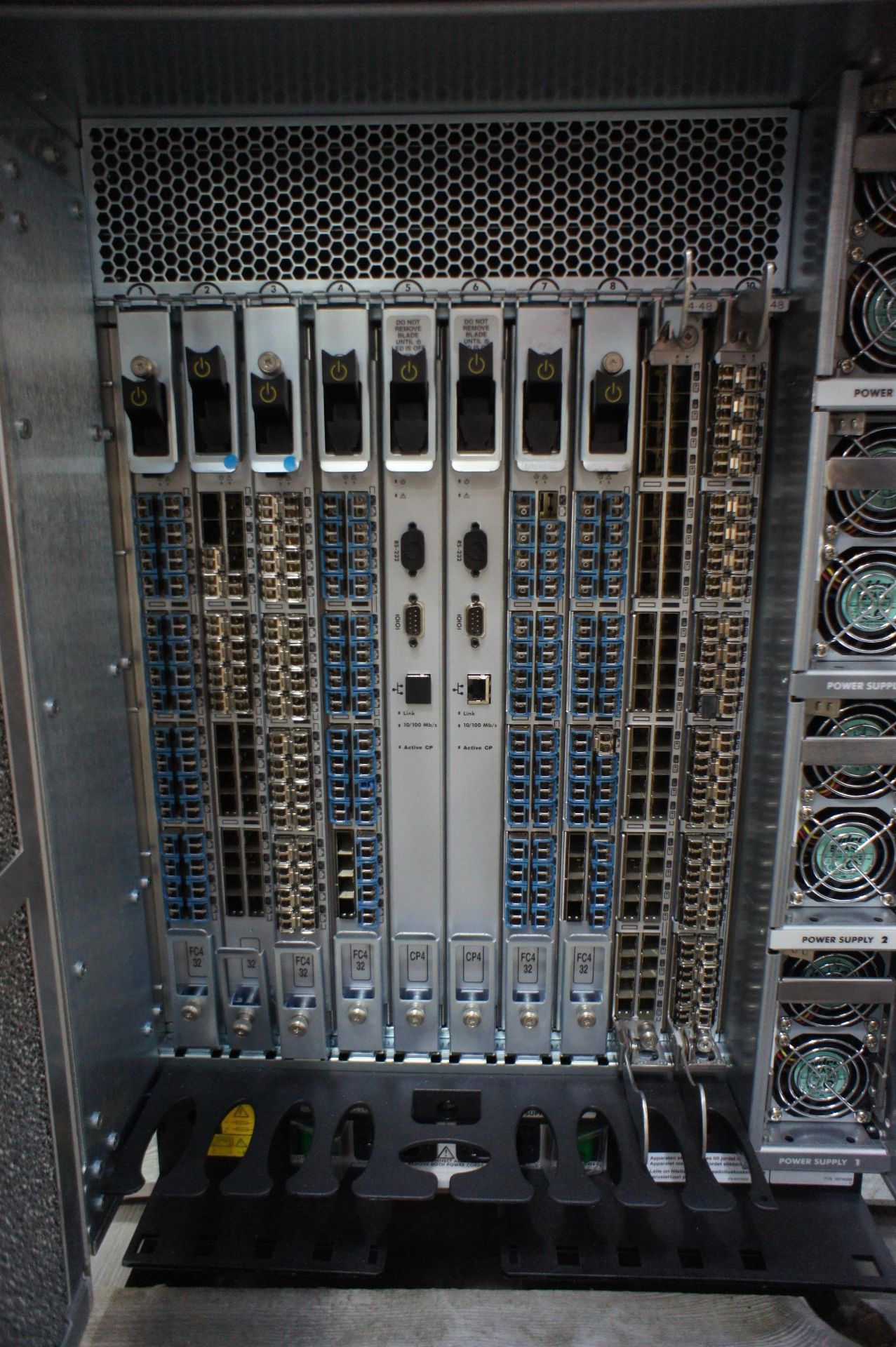 IBM 2109-M48 SAN256 director cabinet with 6x FC4/32 cards and 2x CP4 cards and 2x FC4/48 cards - Image 2 of 4