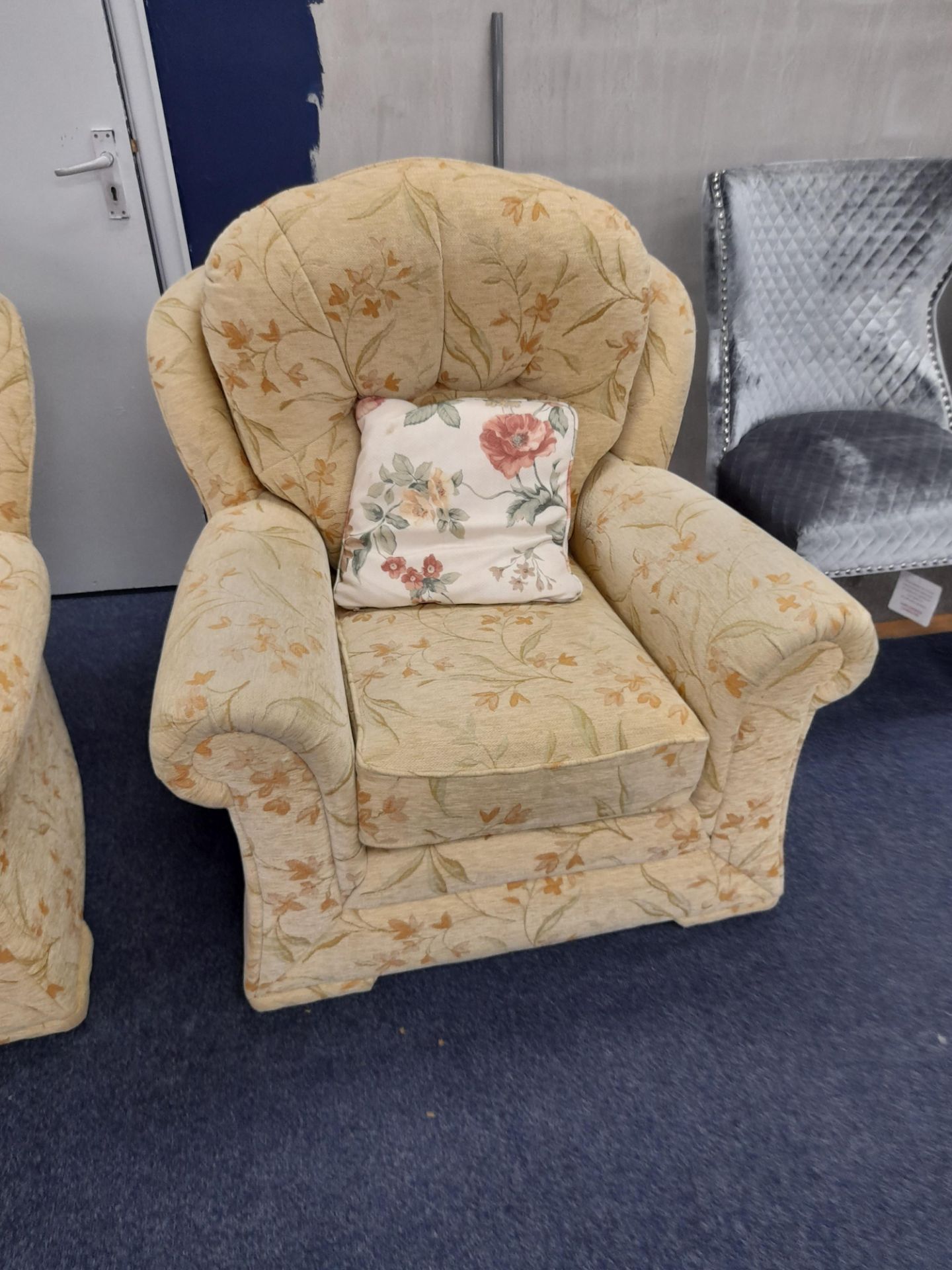 Cream floral patterned fabric upholstered, 2 seater, standard cushioned back sofa with marching - Image 3 of 6