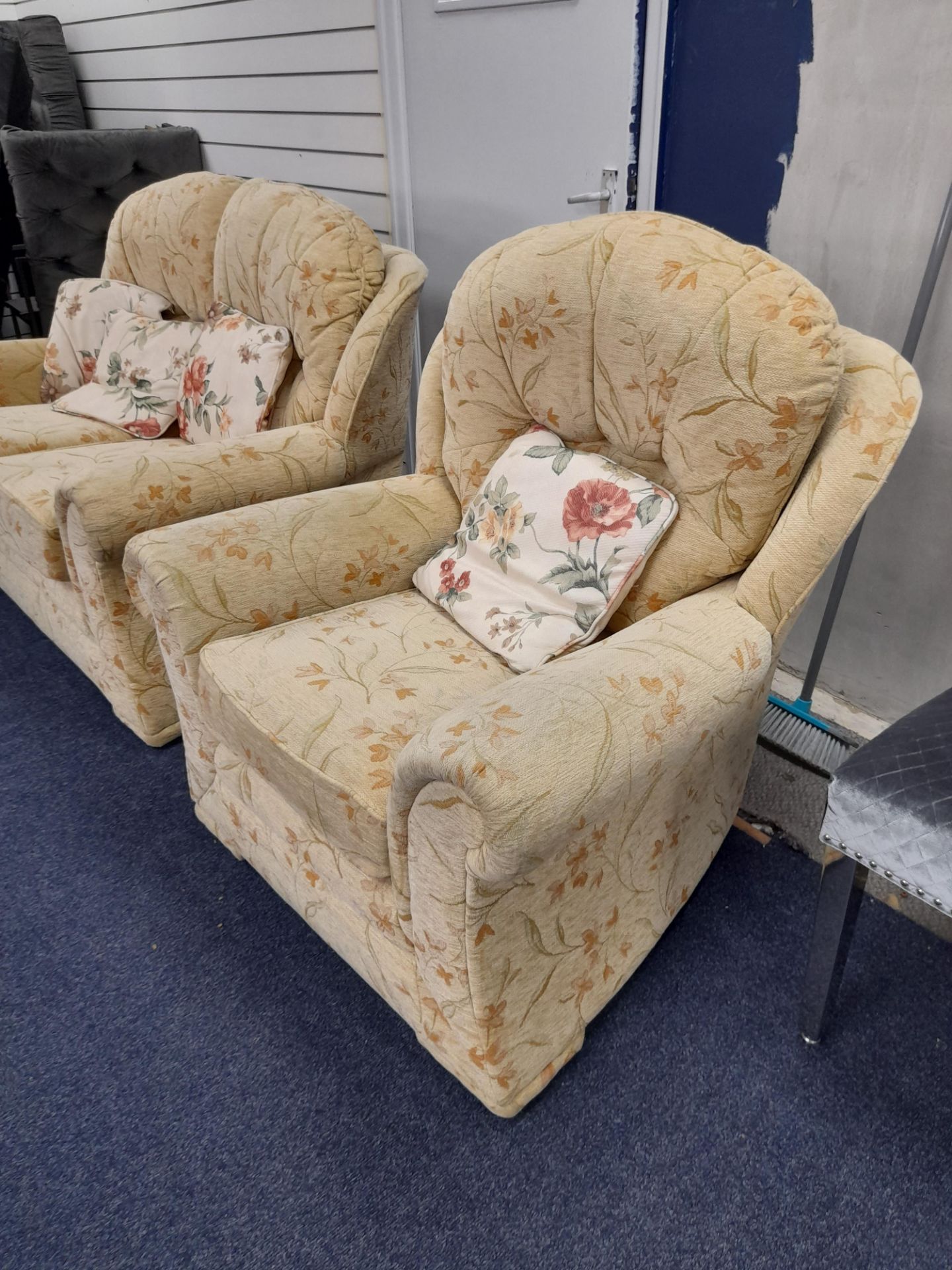 Cream floral patterned fabric upholstered, 2 seater, standard cushioned back sofa with marching - Image 6 of 6