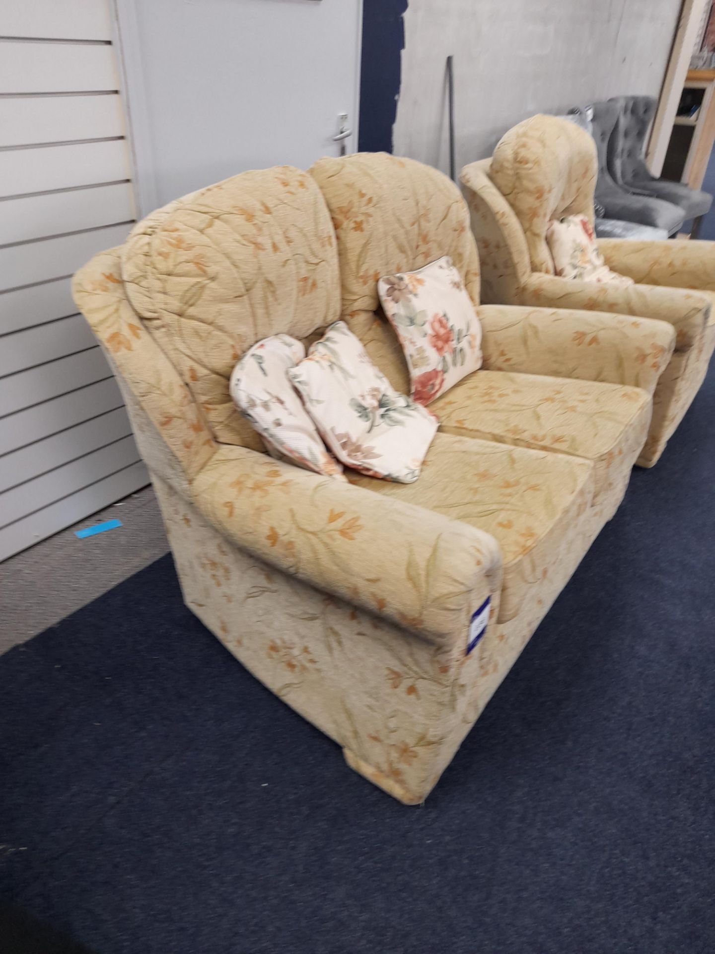 Cream floral patterned fabric upholstered, 2 seater, standard cushioned back sofa with marching - Image 4 of 6