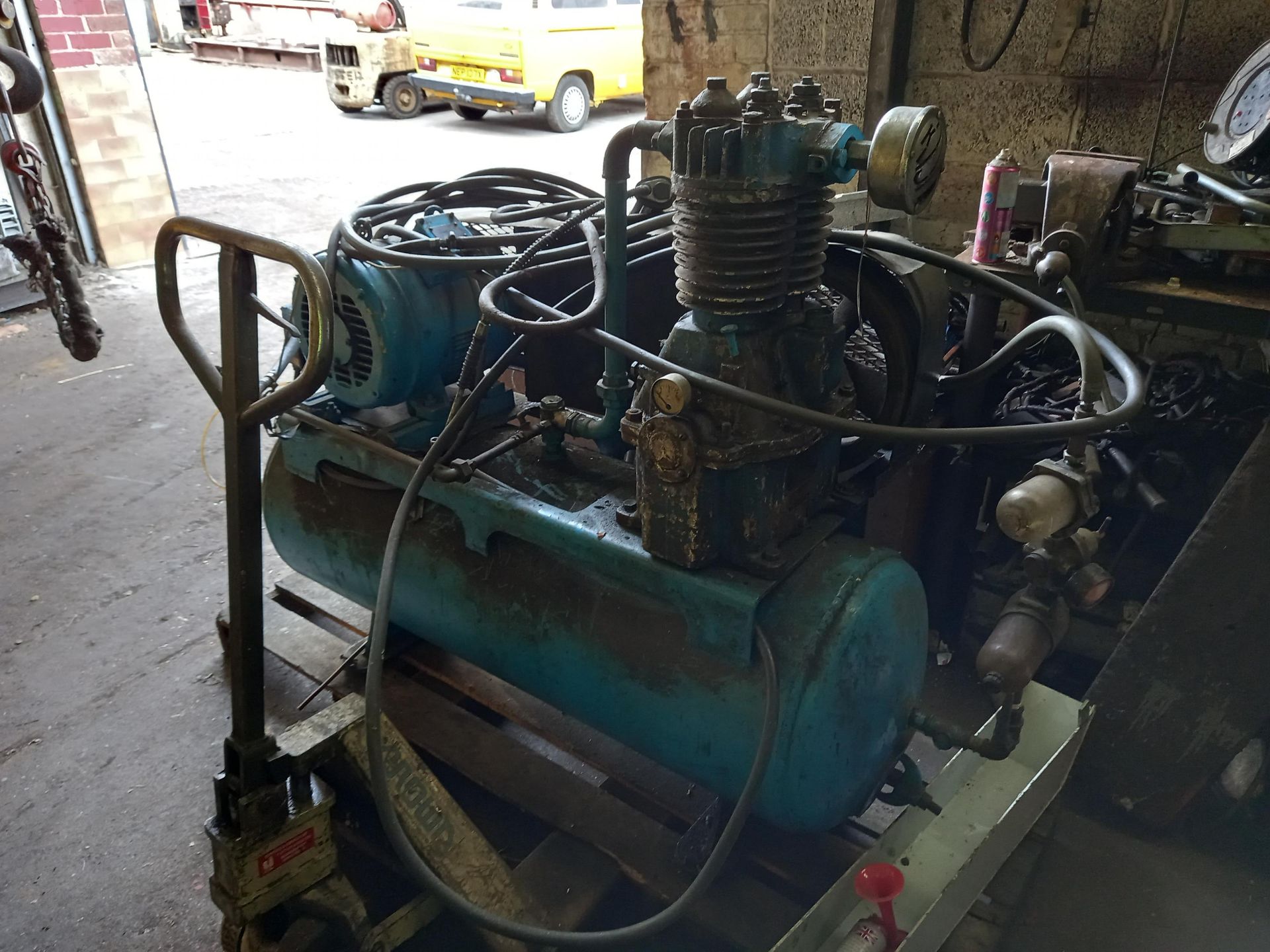 Broom & Wade Twin Cylinder Air Compressor - Image 3 of 3