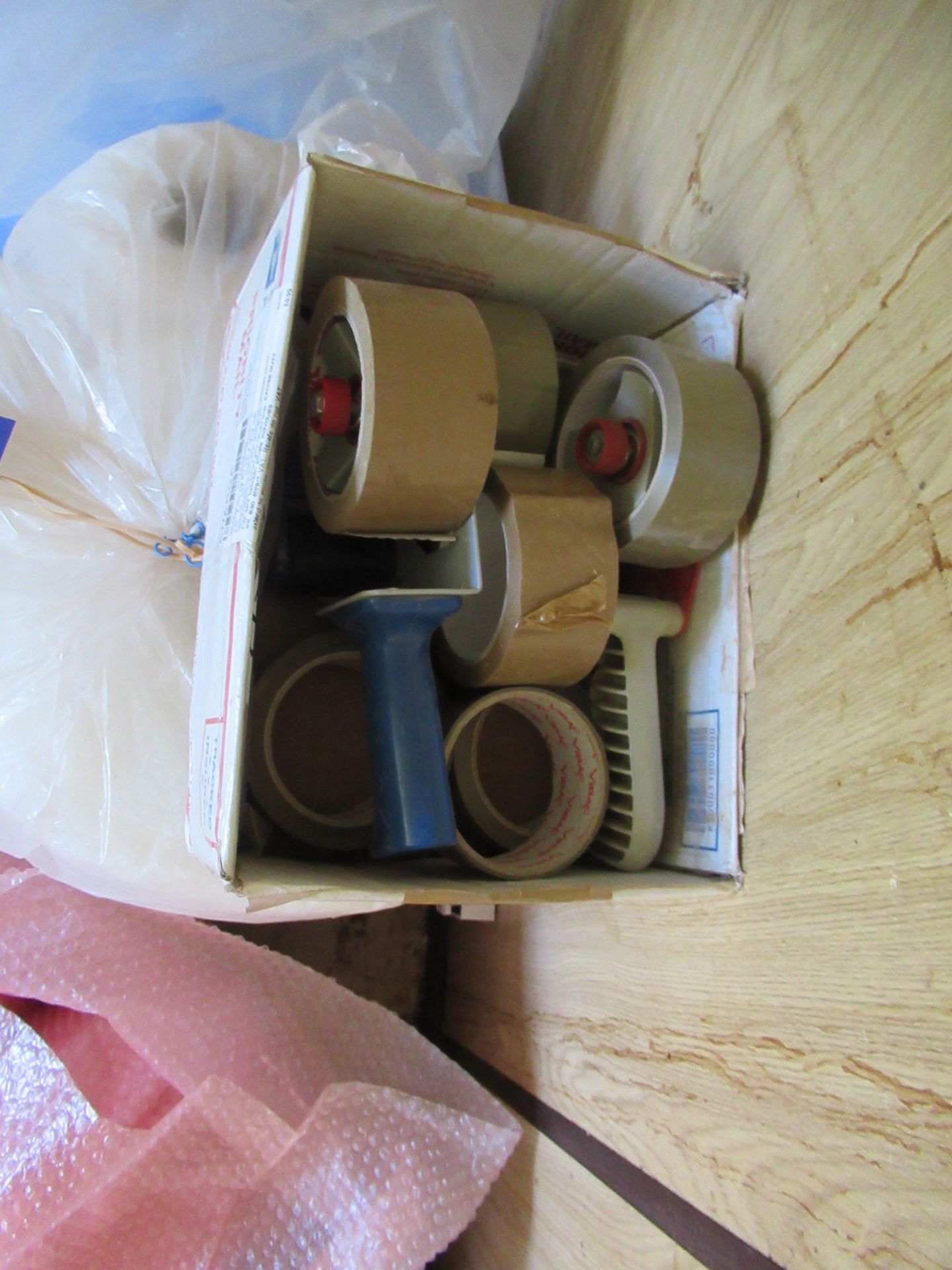 Qty of packing materials including bubble/shrink wrap and protective corners - Image 4 of 6