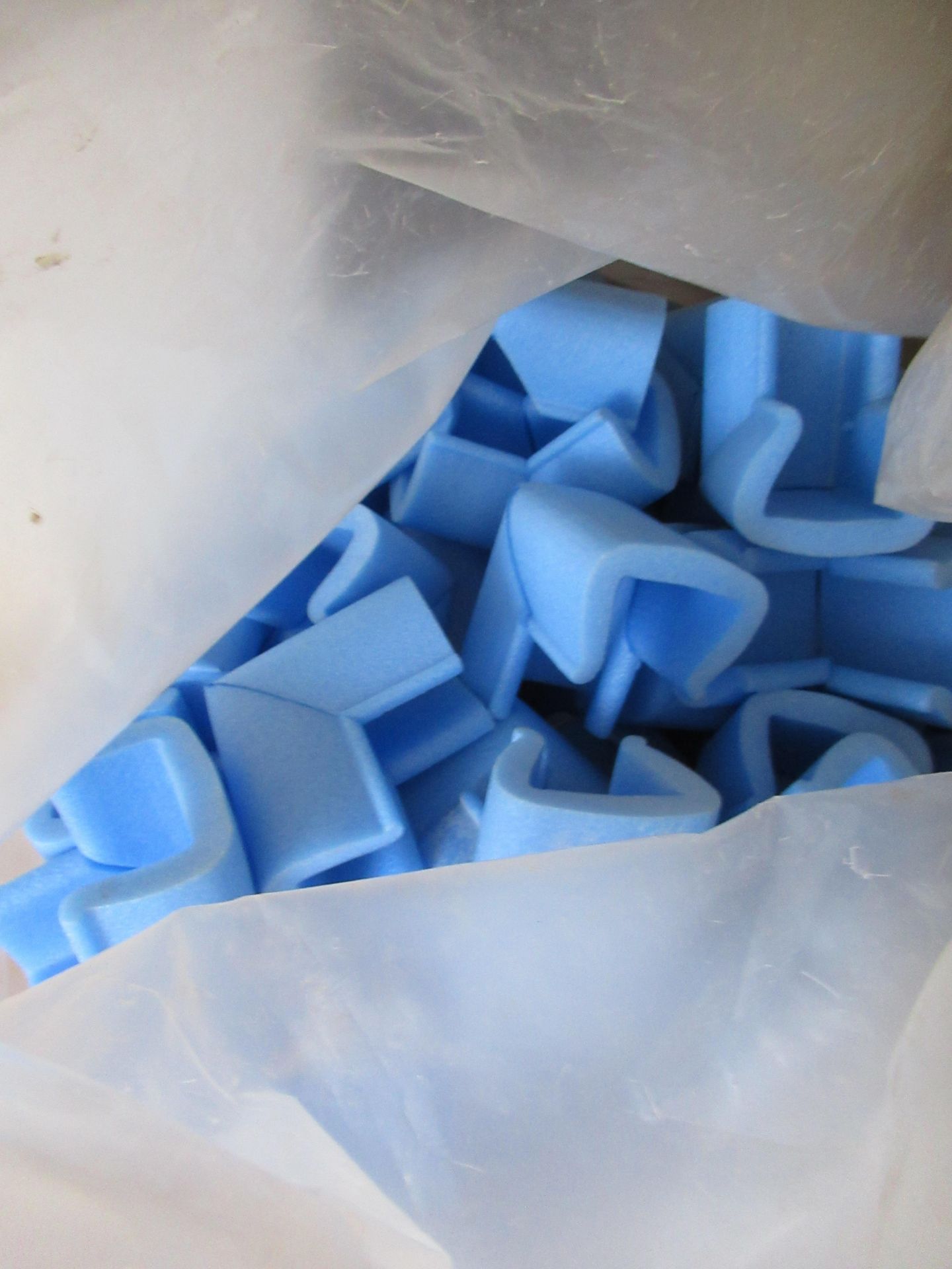 Qty of packing materials including bubble/shrink wrap and protective corners - Image 6 of 6