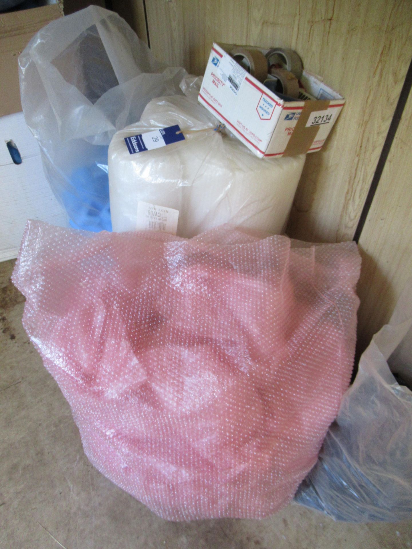 Qty of packing materials including bubble/shrink wrap and protective corners - Image 3 of 6